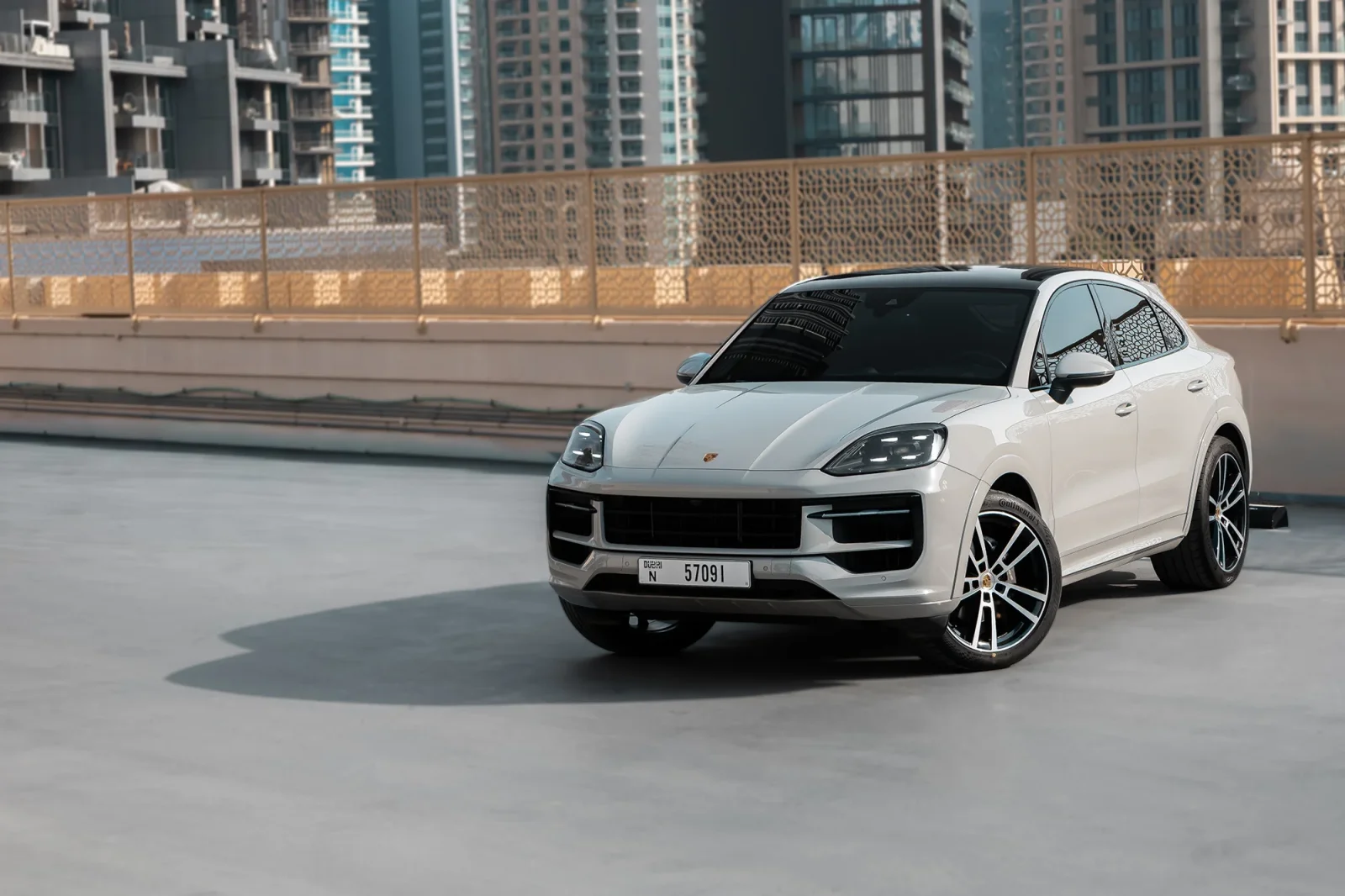Alquiler Porsche Cayenne Coupe  Gris 2024 en Abu Dabi - 2 