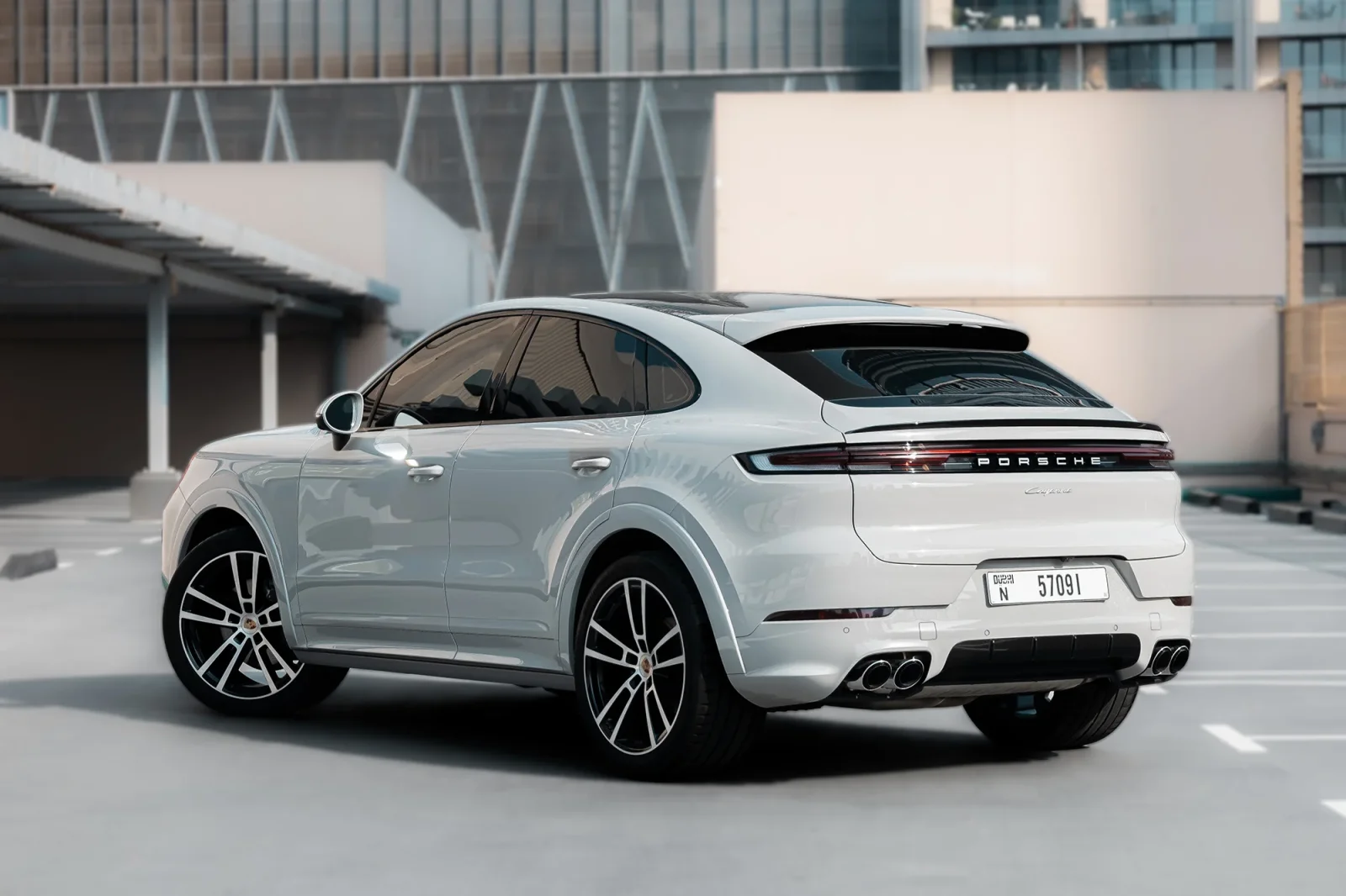 Alquiler Porsche Cayenne Coupe  Gris 2024 en Abu Dabi - 9 