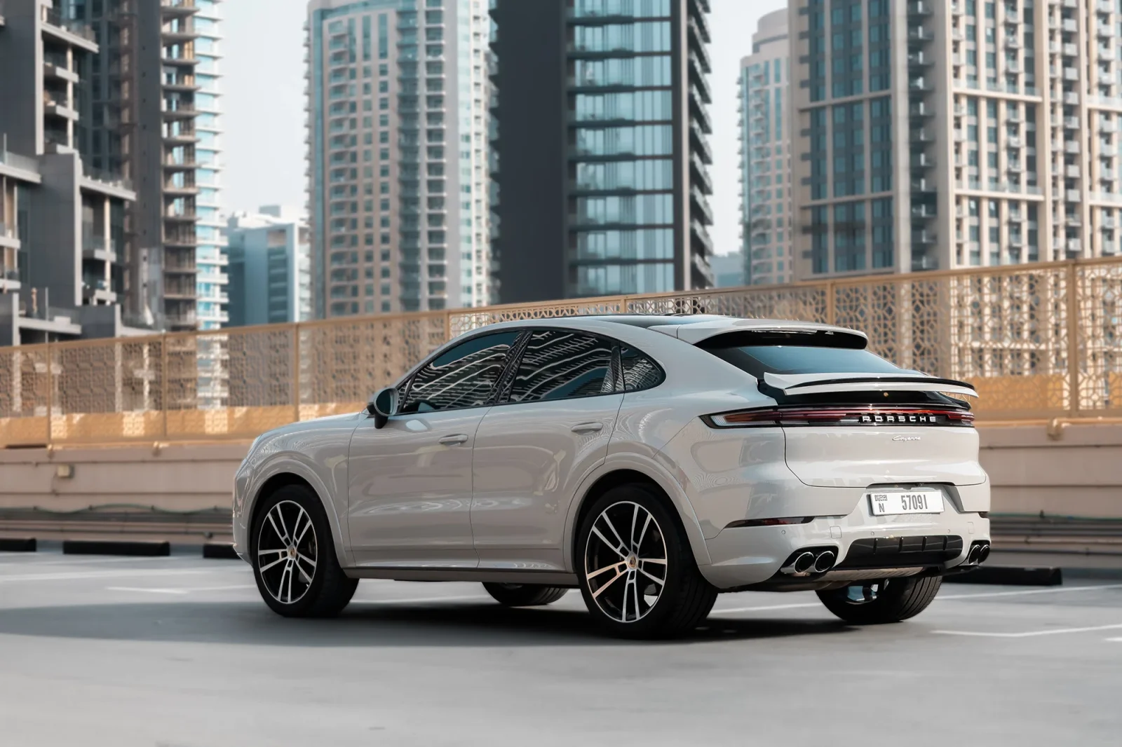 Alquiler Porsche Cayenne Coupe  Gris 2024 en Abu Dabi - 12 
