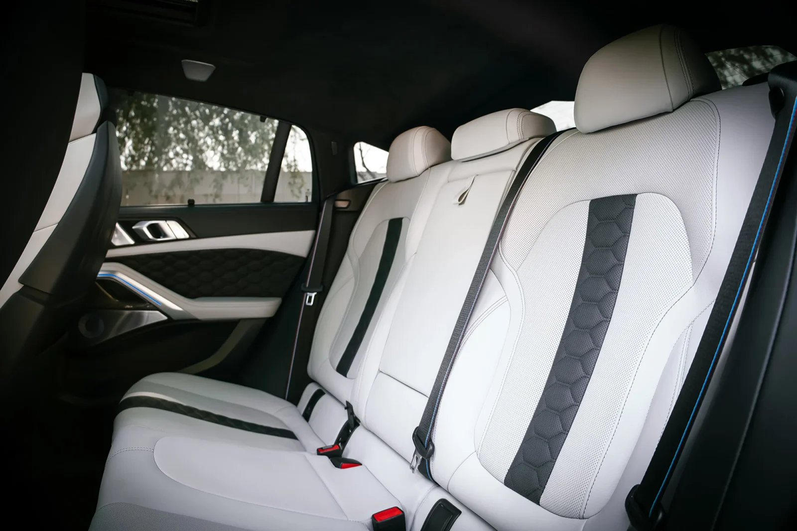 Affitto BMW X6M Competition Blu 2021 in Abu Dhabi - 8 