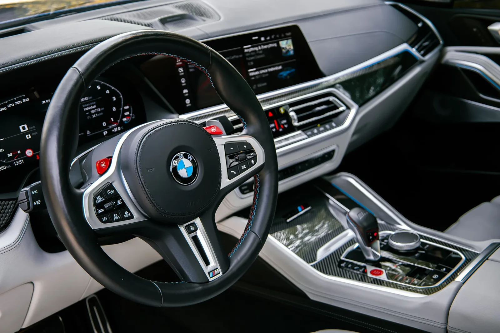 Affitto BMW X6M Competition Blu 2021 in Abu Dhabi - 3 