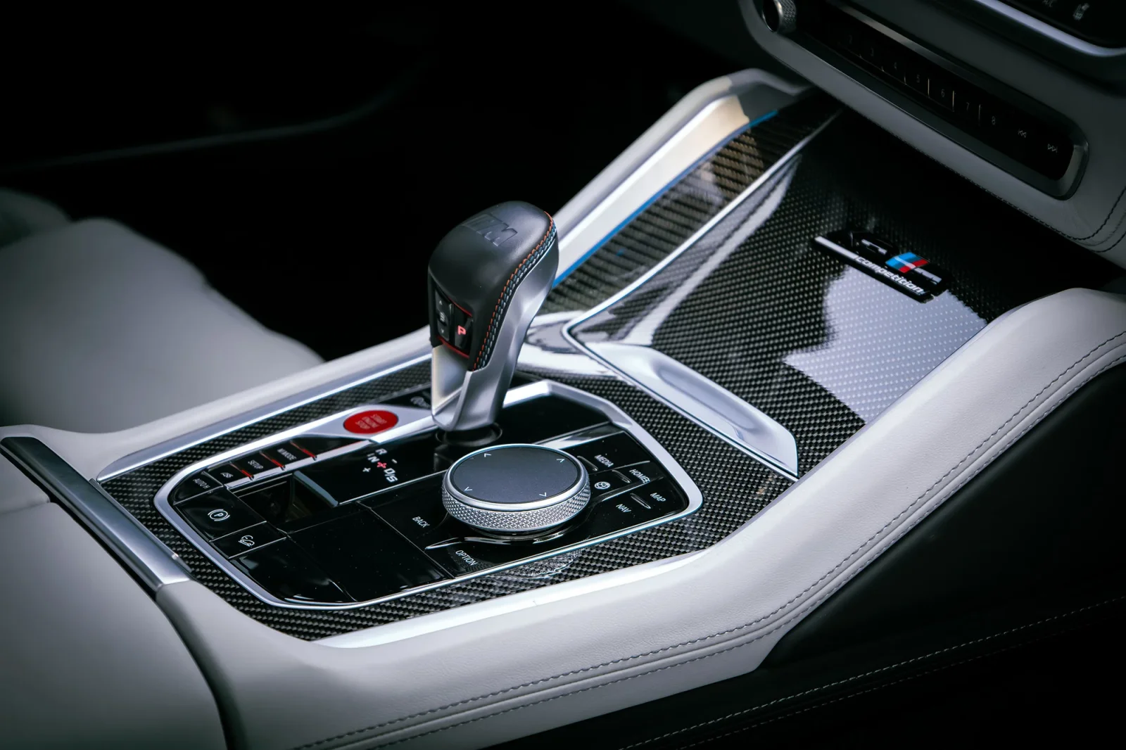 Affitto BMW X6M Competition Blu 2021 in Abu Dhabi - 4 