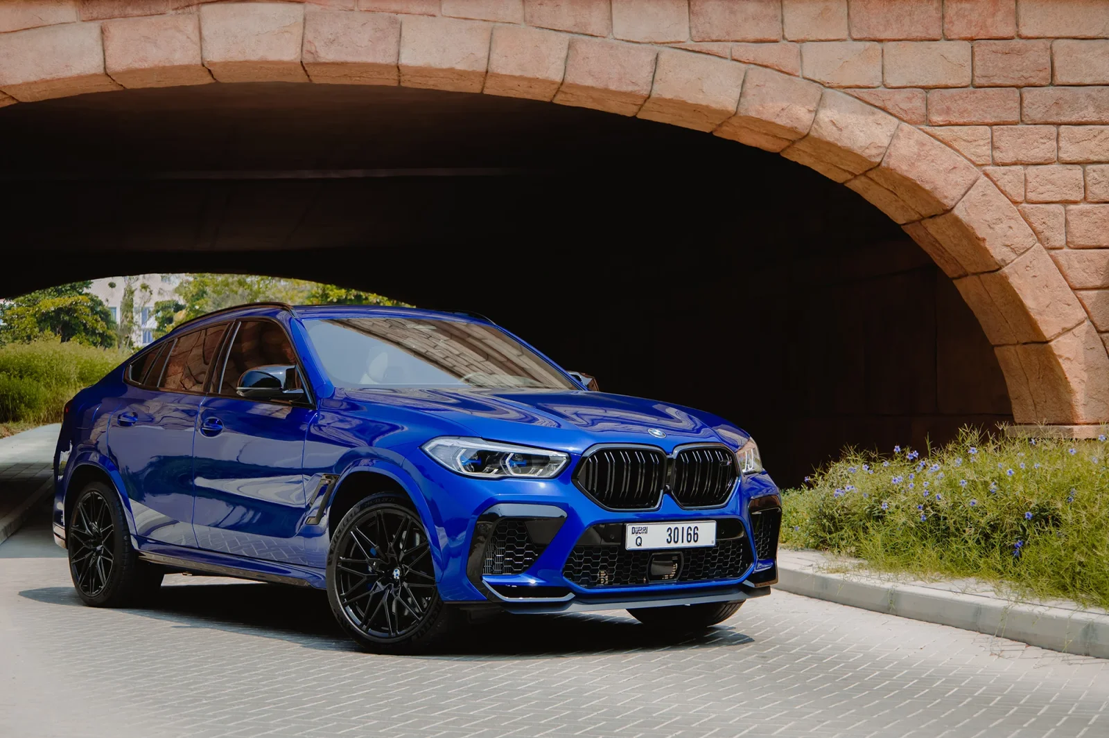 Affitto BMW X6M Competition Blu 2021 in Abu Dhabi