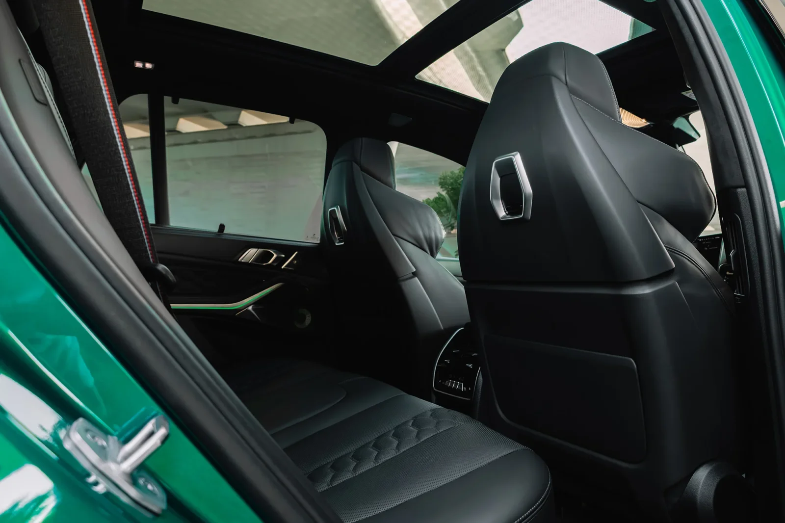 Affitto BMW X5 M Competition Verde 2024 in Abu Dhabi - 6 
