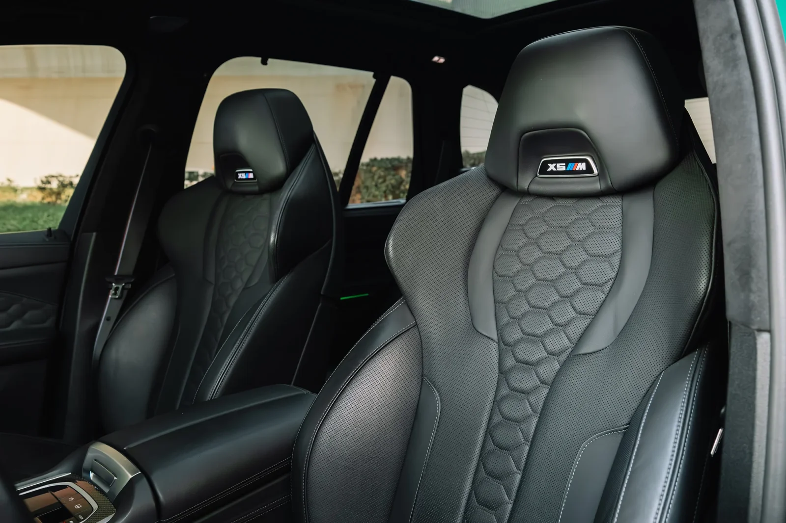 Affitto BMW X5 M Competition Verde 2024 in Abu Dhabi - 5 