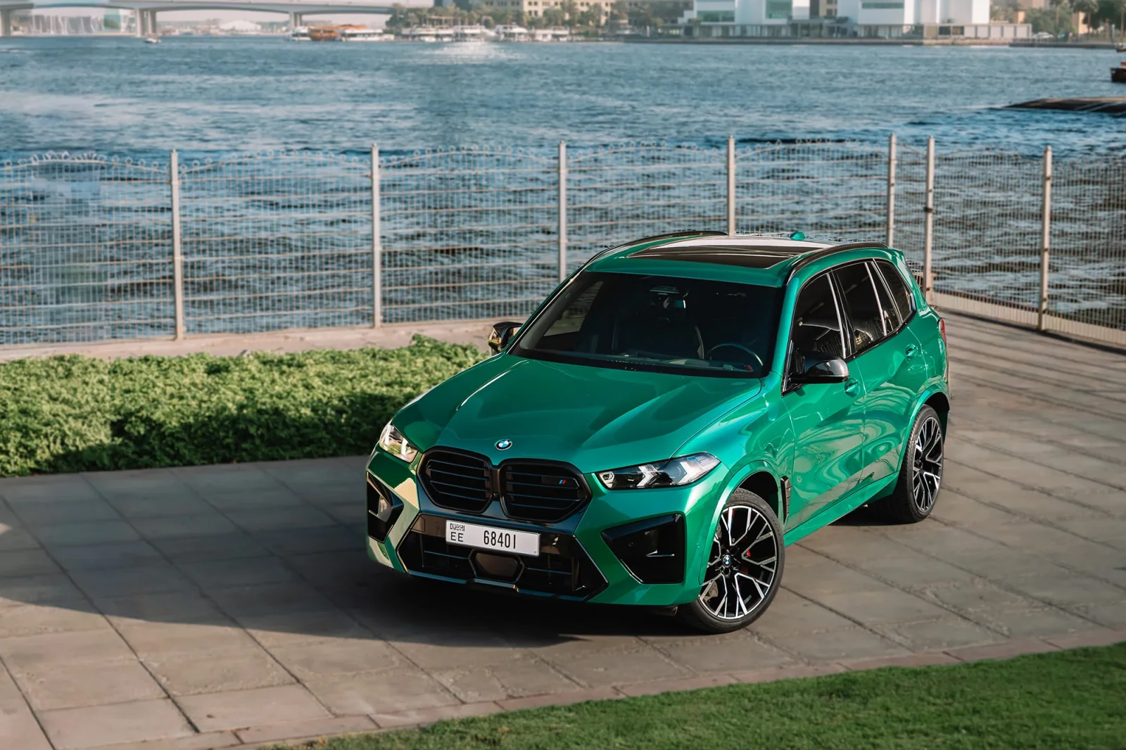 Affitto BMW X5 M Competition Verde 2024 in Abu Dhabi - 2 