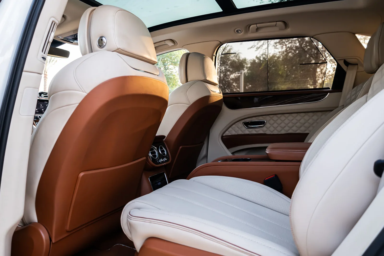 Loyer Bentley Bentayga  Blanc 2022 en Abou Dabi - 7 