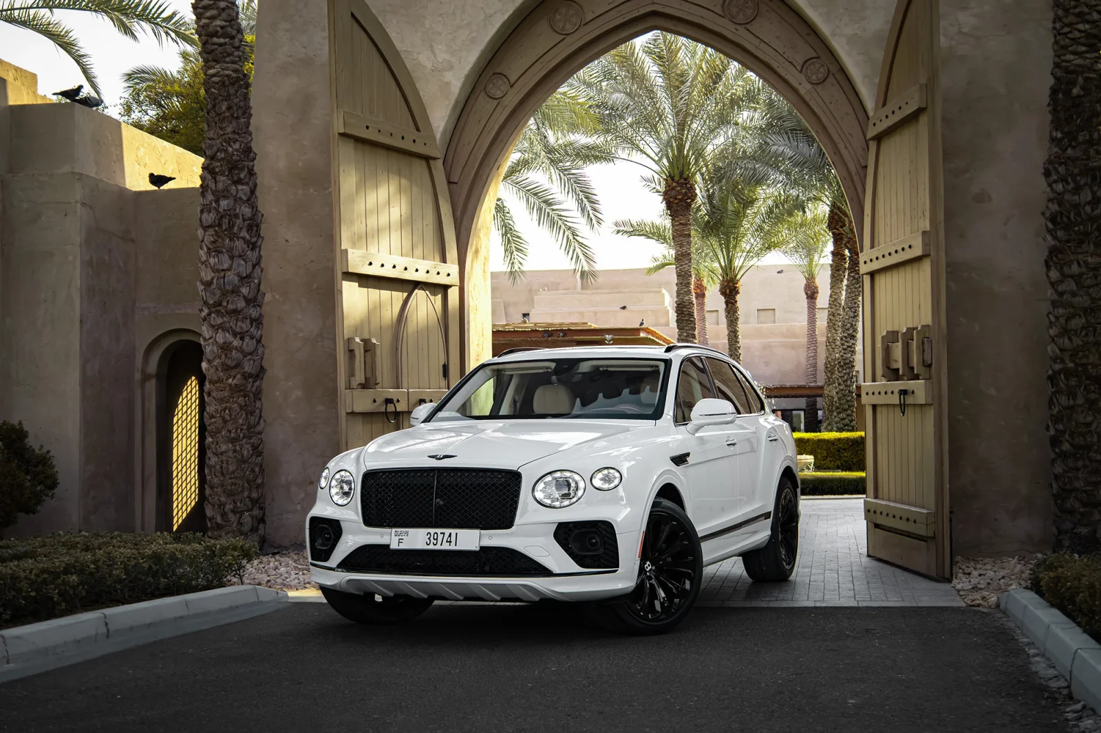 Loyer Bentley Bentayga  Blanc 2022 en Abou Dabi