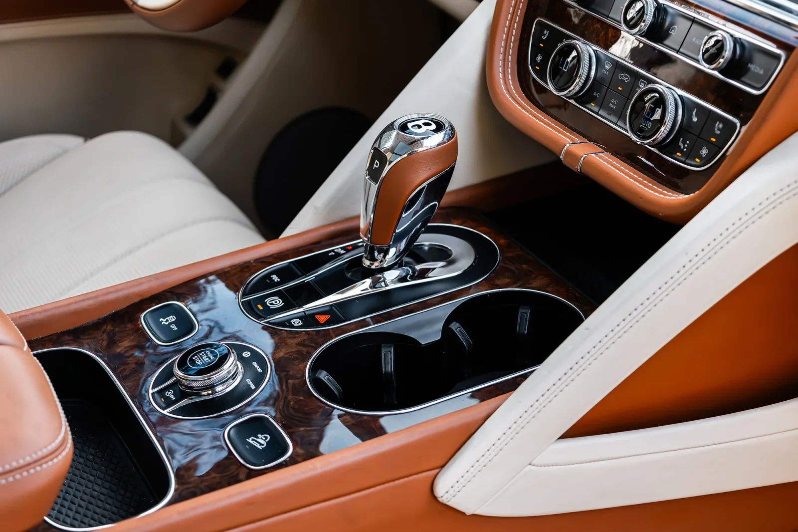 Loyer Bentley Bentayga  Blanc 2022 en Abou Dabi - 6 