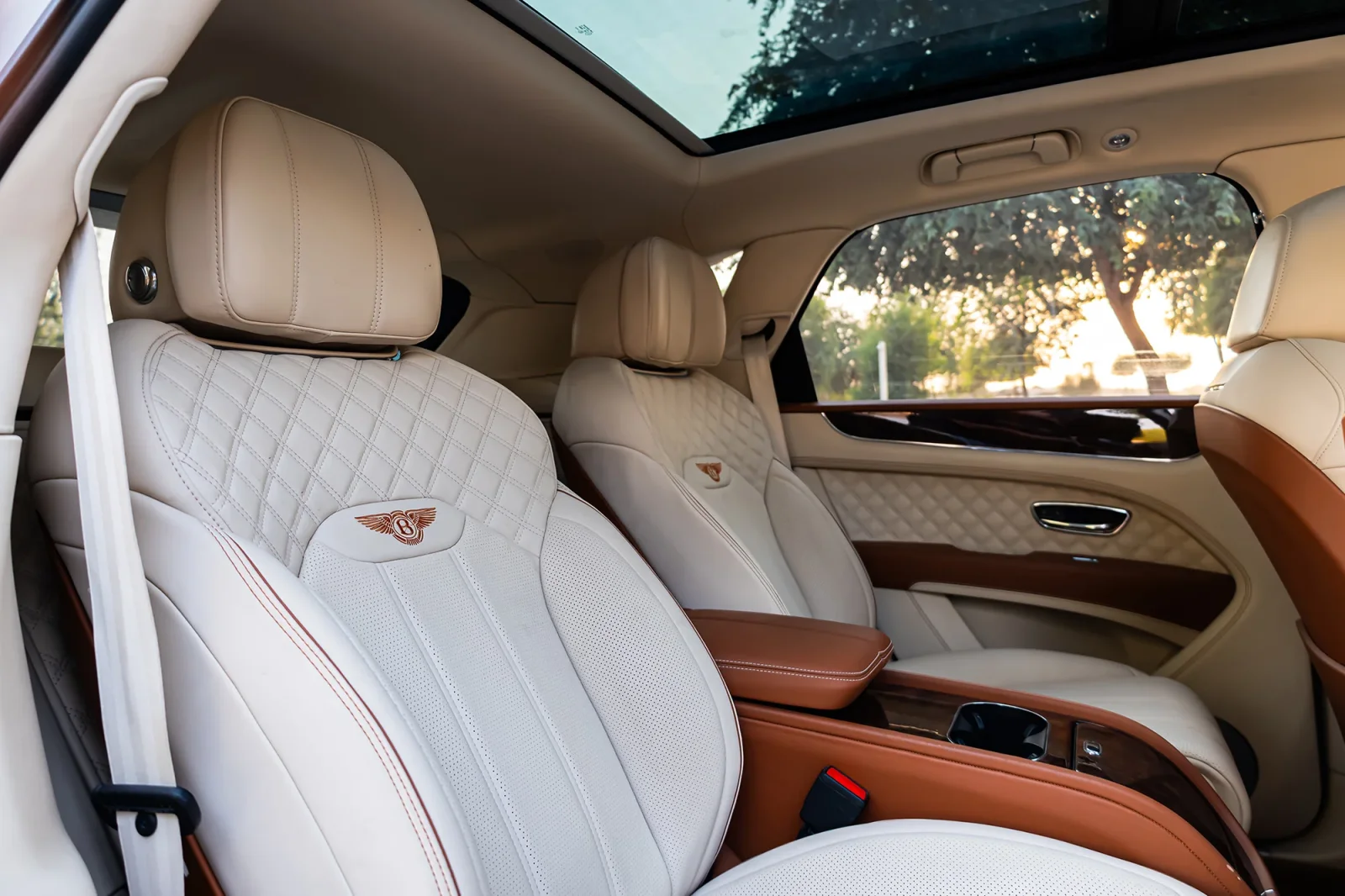 Loyer Bentley Bentayga  Blanc 2022 en Abou Dabi - 11 