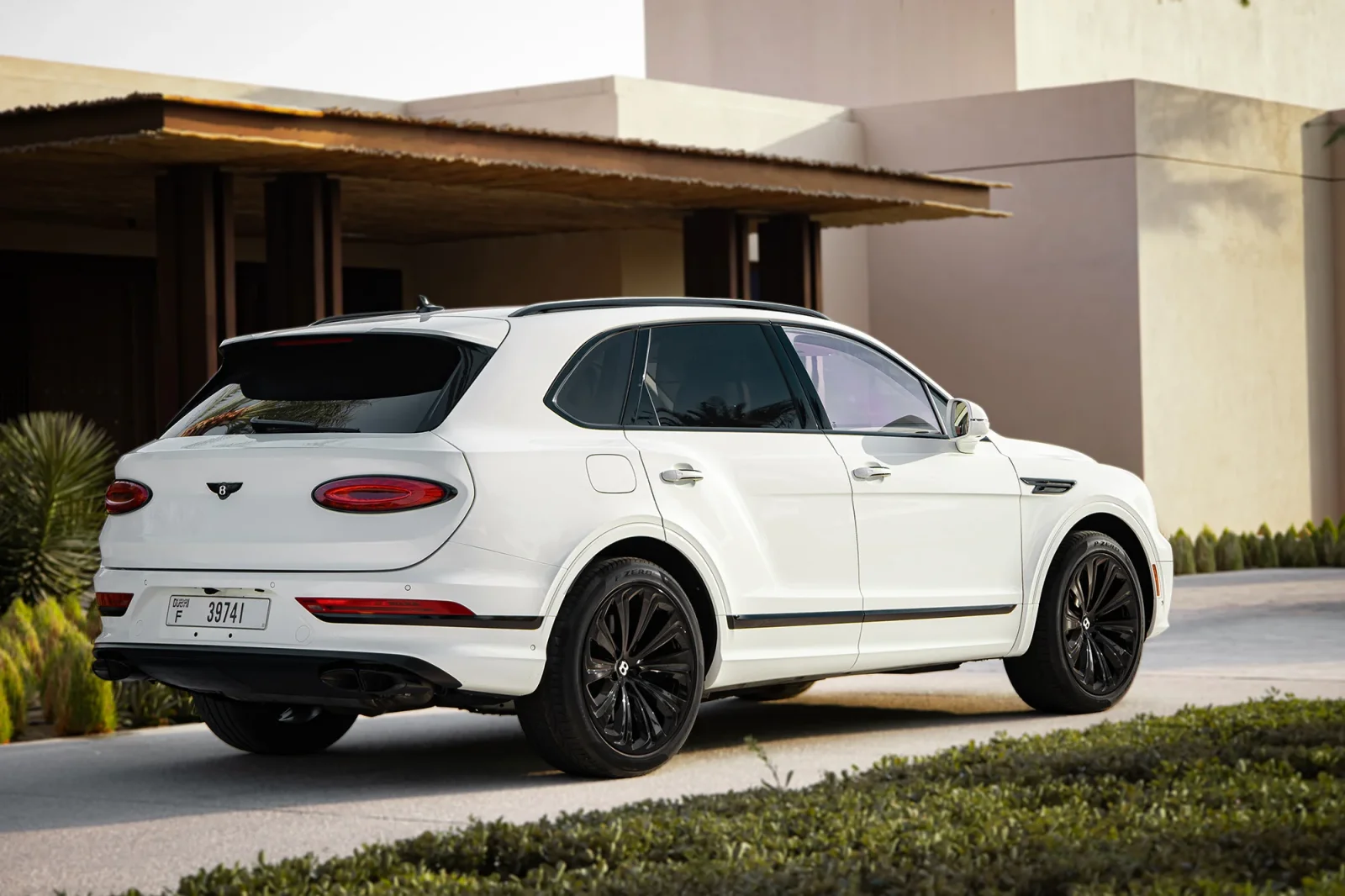 Loyer Bentley Bentayga  Blanc 2022 en Abou Dabi - 16 