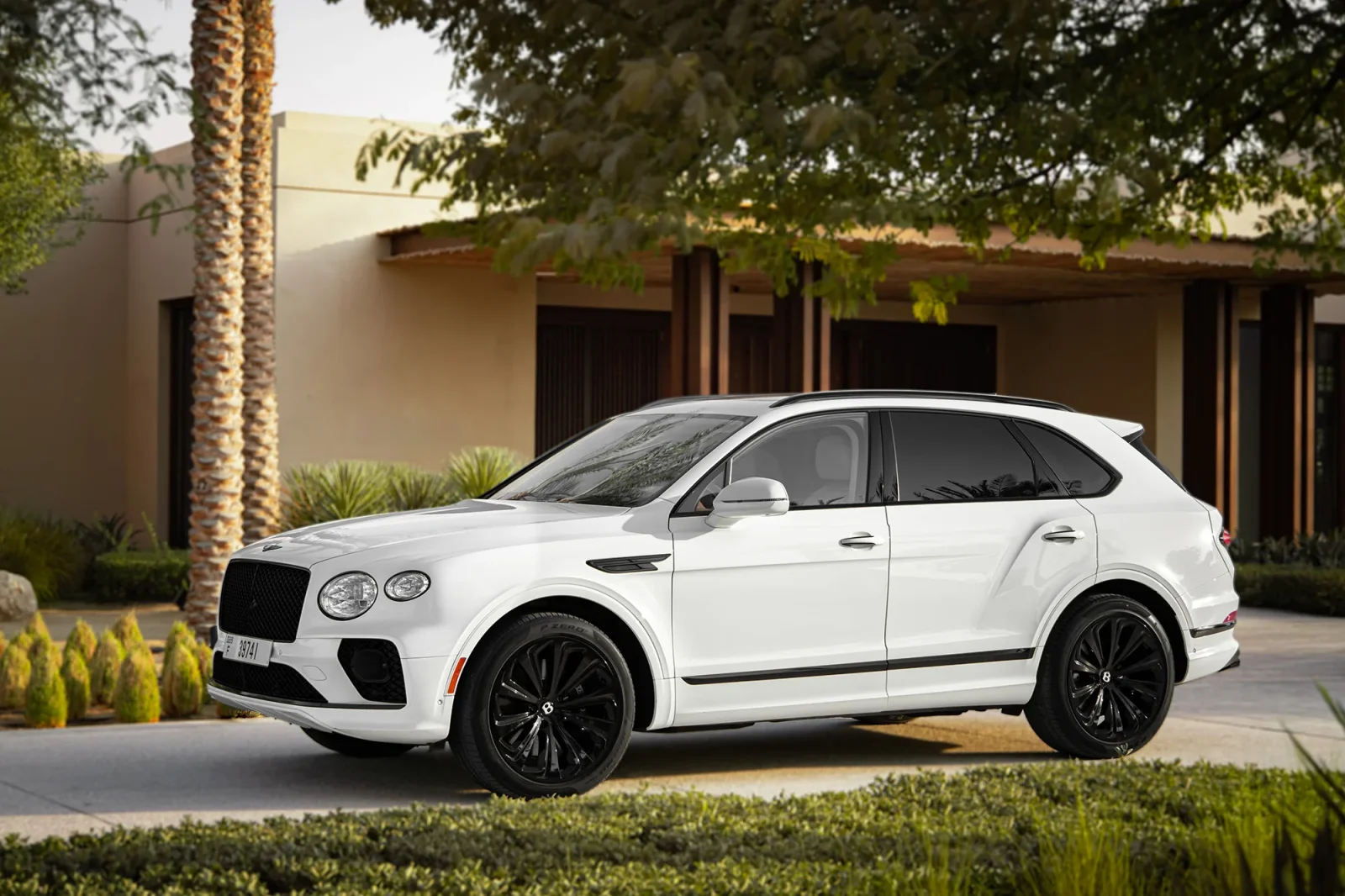 Loyer Bentley Bentayga  Blanc 2022 en Abou Dabi - 15 