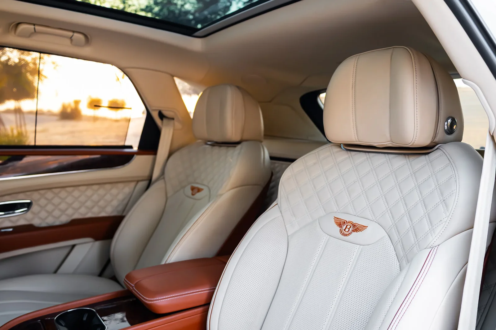 Loyer Bentley Bentayga  Blanc 2022 en Abou Dabi - 12 