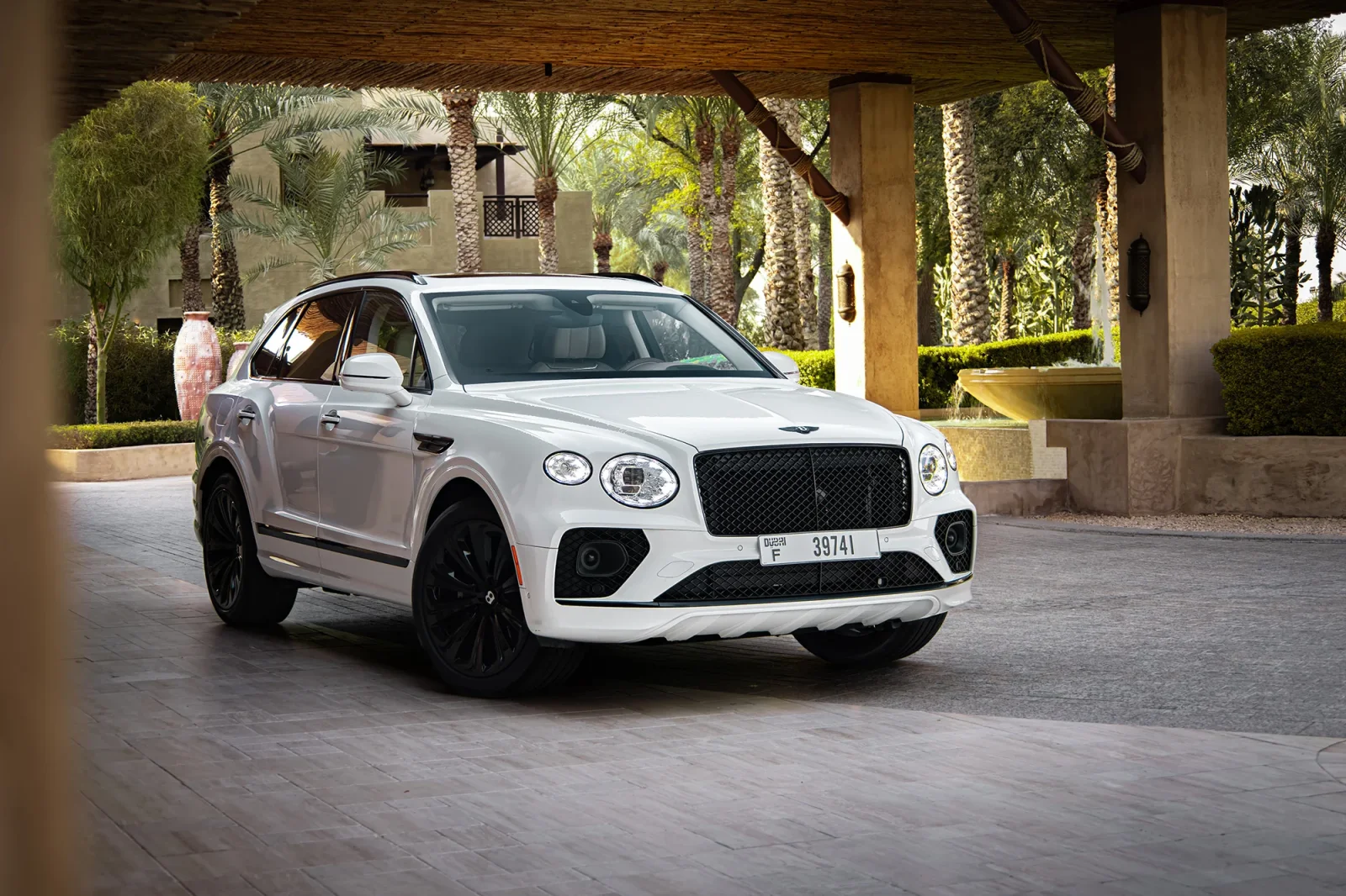 Loyer Bentley Bentayga  Blanc 2022 en Abou Dabi - 14 