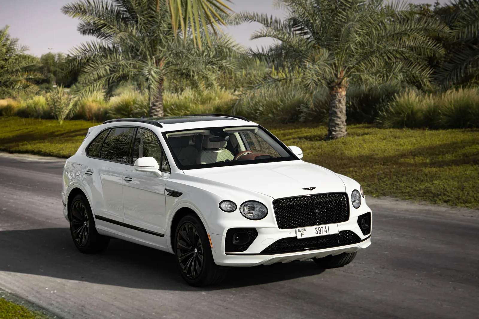 Loyer Bentley Bentayga  Blanc 2022 en Abou Dabi - 9 