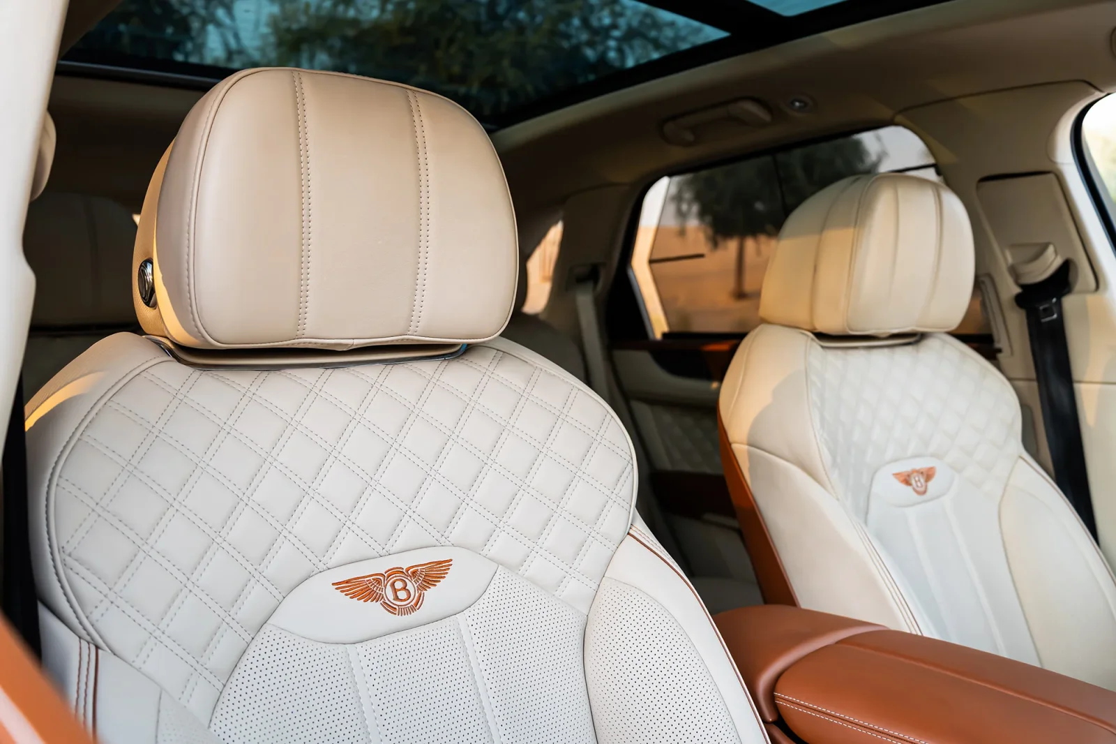 Loyer Bentley Bentayga  Blanc 2022 en Abou Dabi - 13 