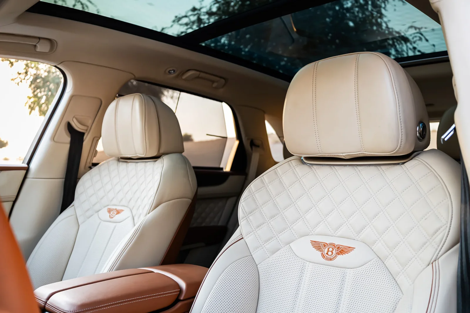 Loyer Bentley Bentayga  Blanc 2022 en Abou Dabi - 5 