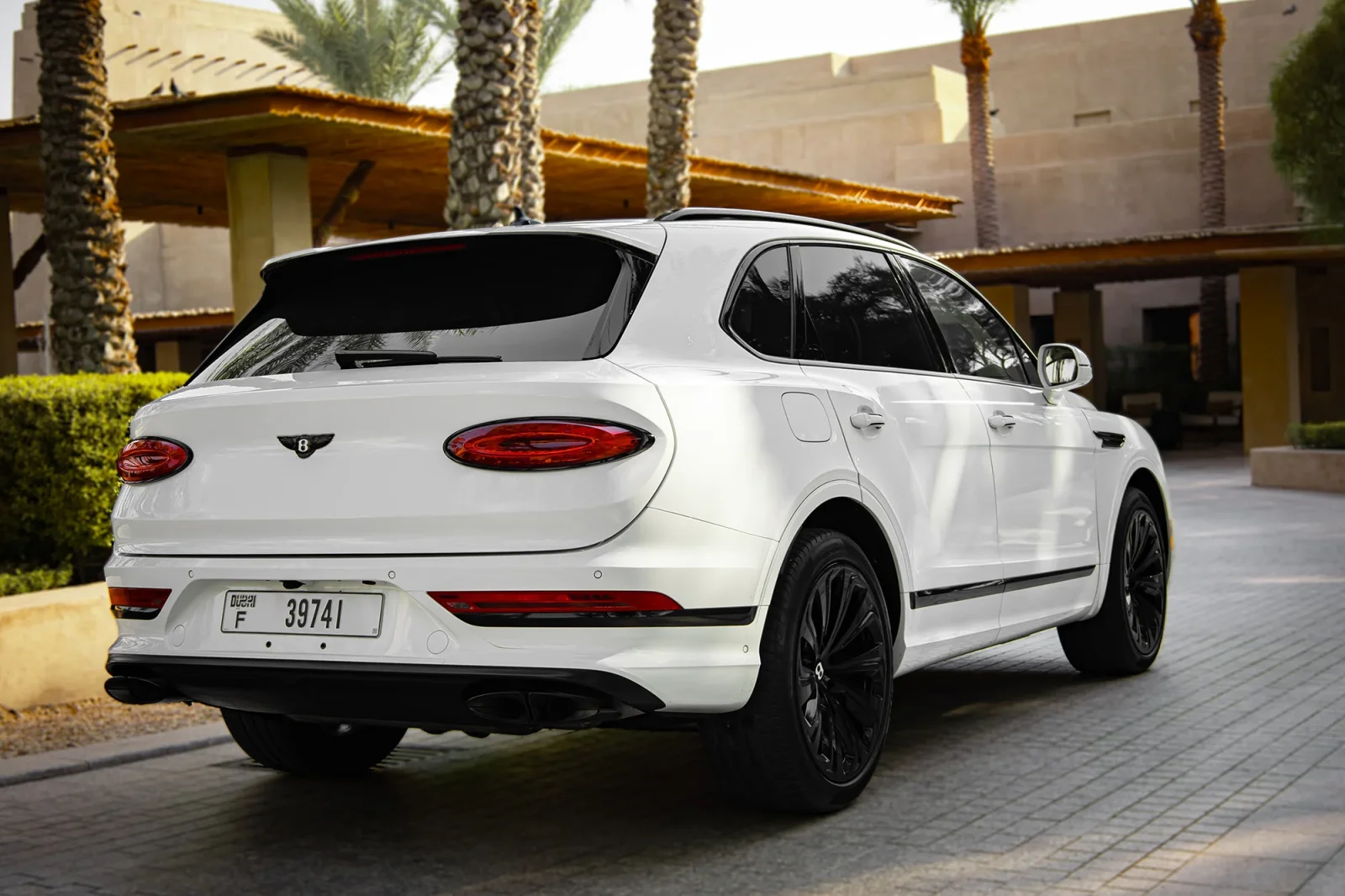 Loyer Bentley Bentayga  Blanc 2022 en Abou Dabi - 2 