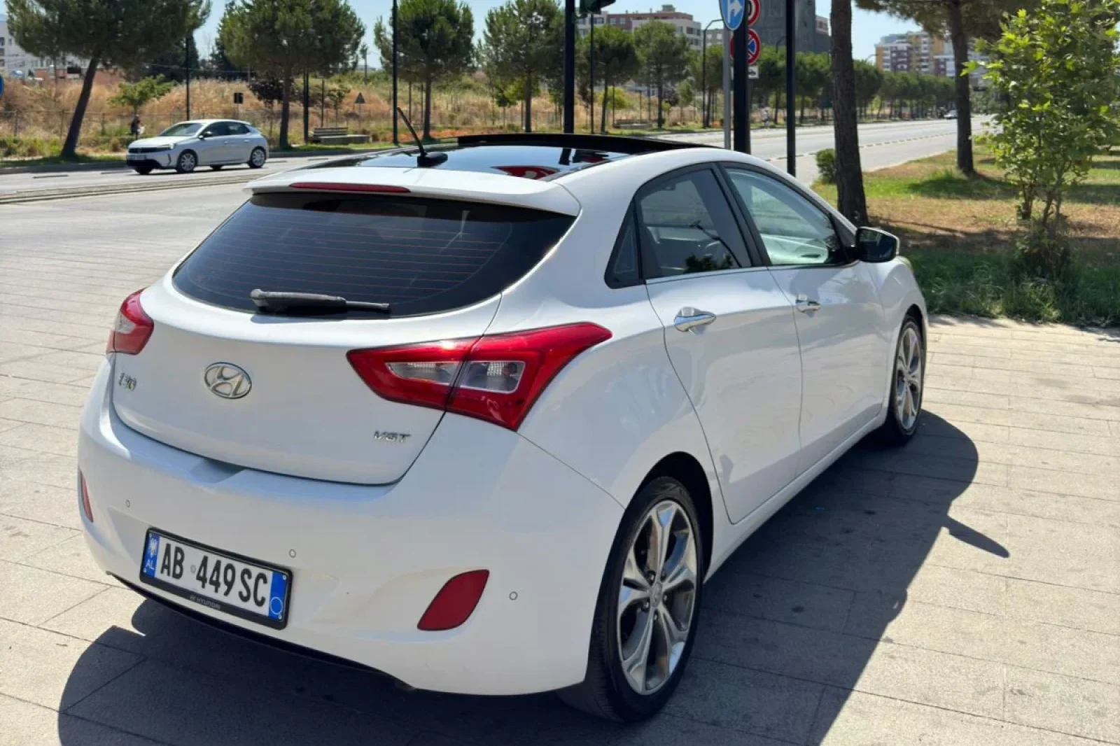 Rent Hyundai i30  White 2013 in Tirana - 5 