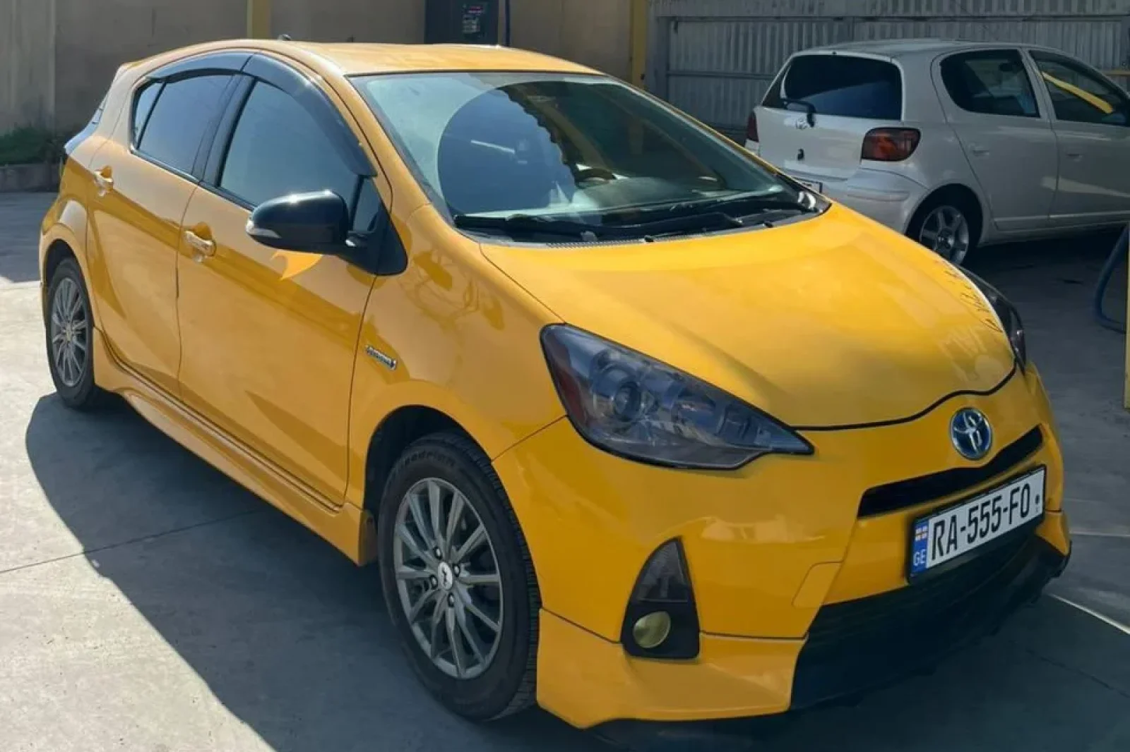Loyer Toyota Prius C Jaune 2014 en Tbilisi - 11 