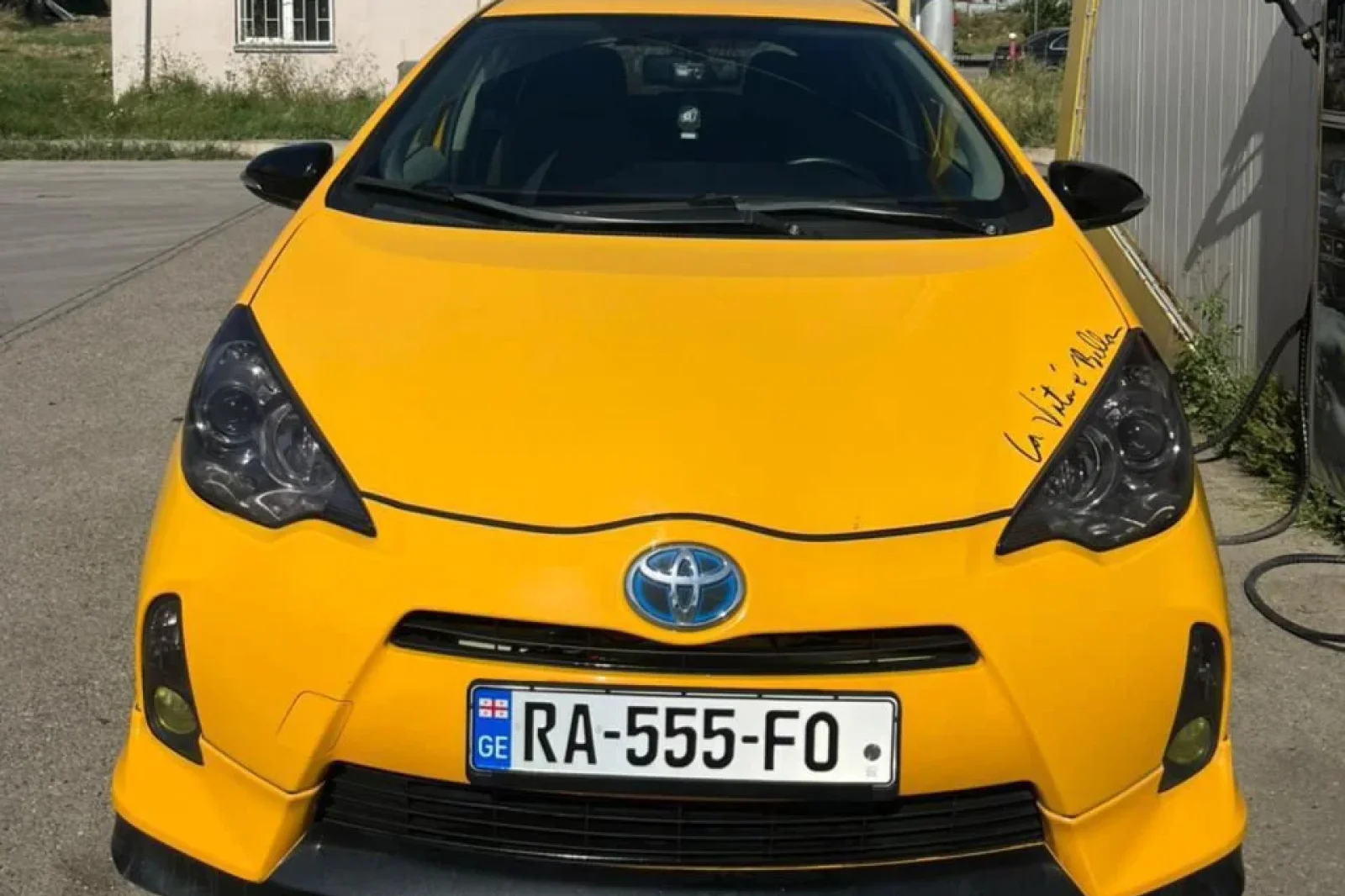 Loyer Toyota Prius C Jaune 2014 en Tbilisi - 2 