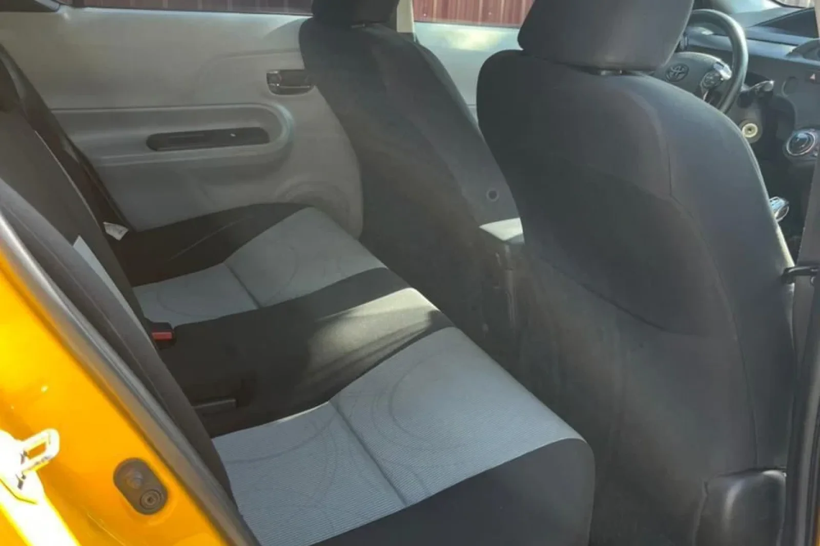 Loyer Toyota Prius C Jaune 2014 en Tbilisi - 7 