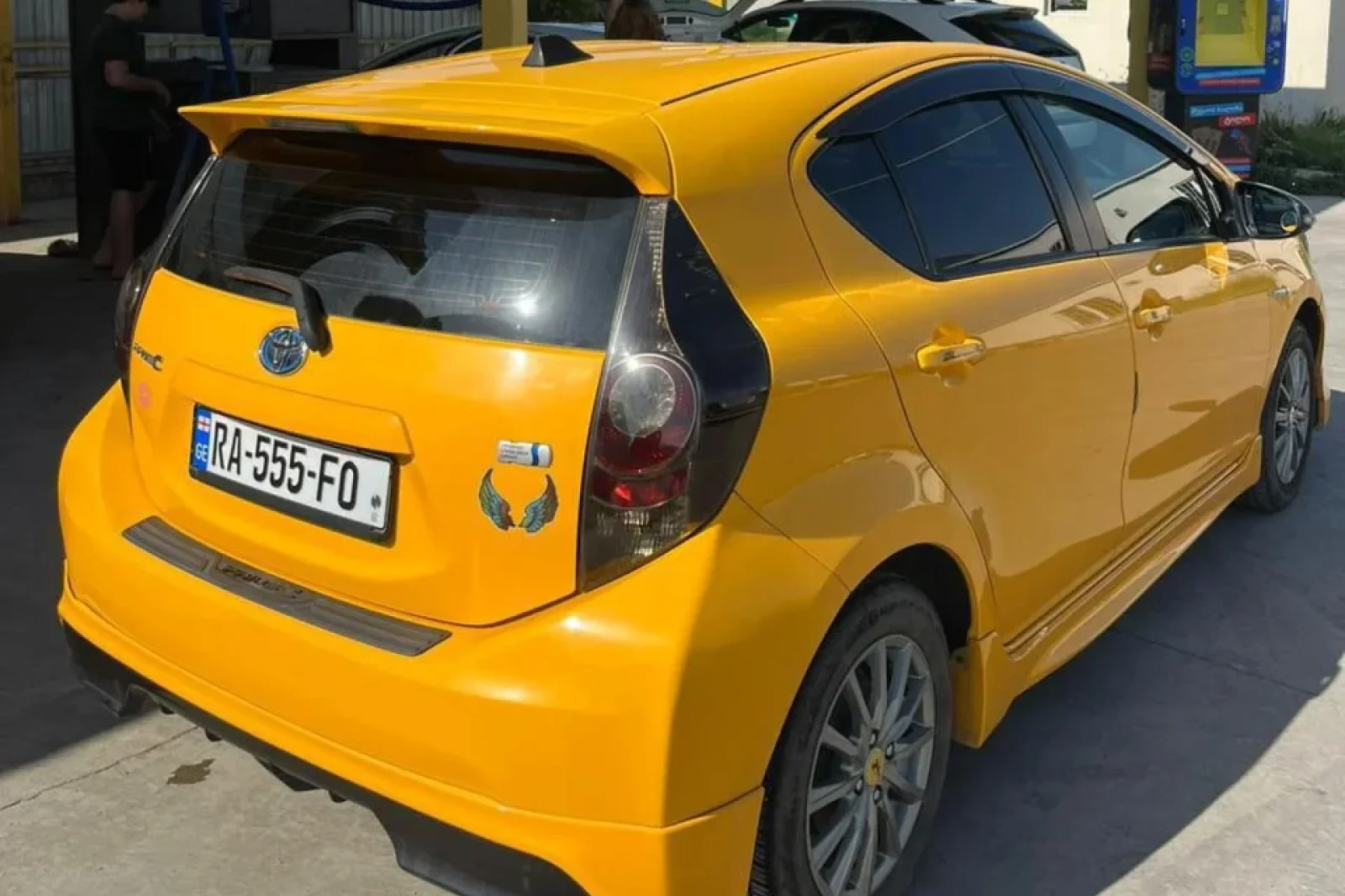 Loyer Toyota Prius C Jaune 2014 en Tbilisi - 12 