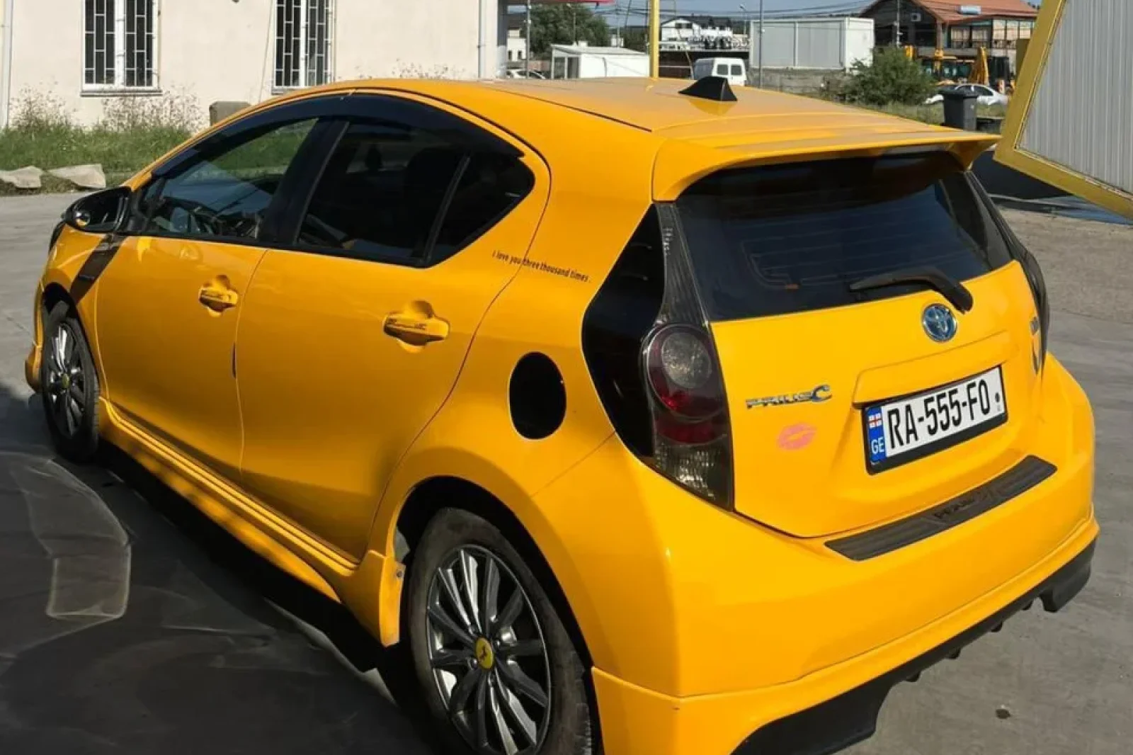 Loyer Toyota Prius C Jaune 2014 en Tbilisi - 10 