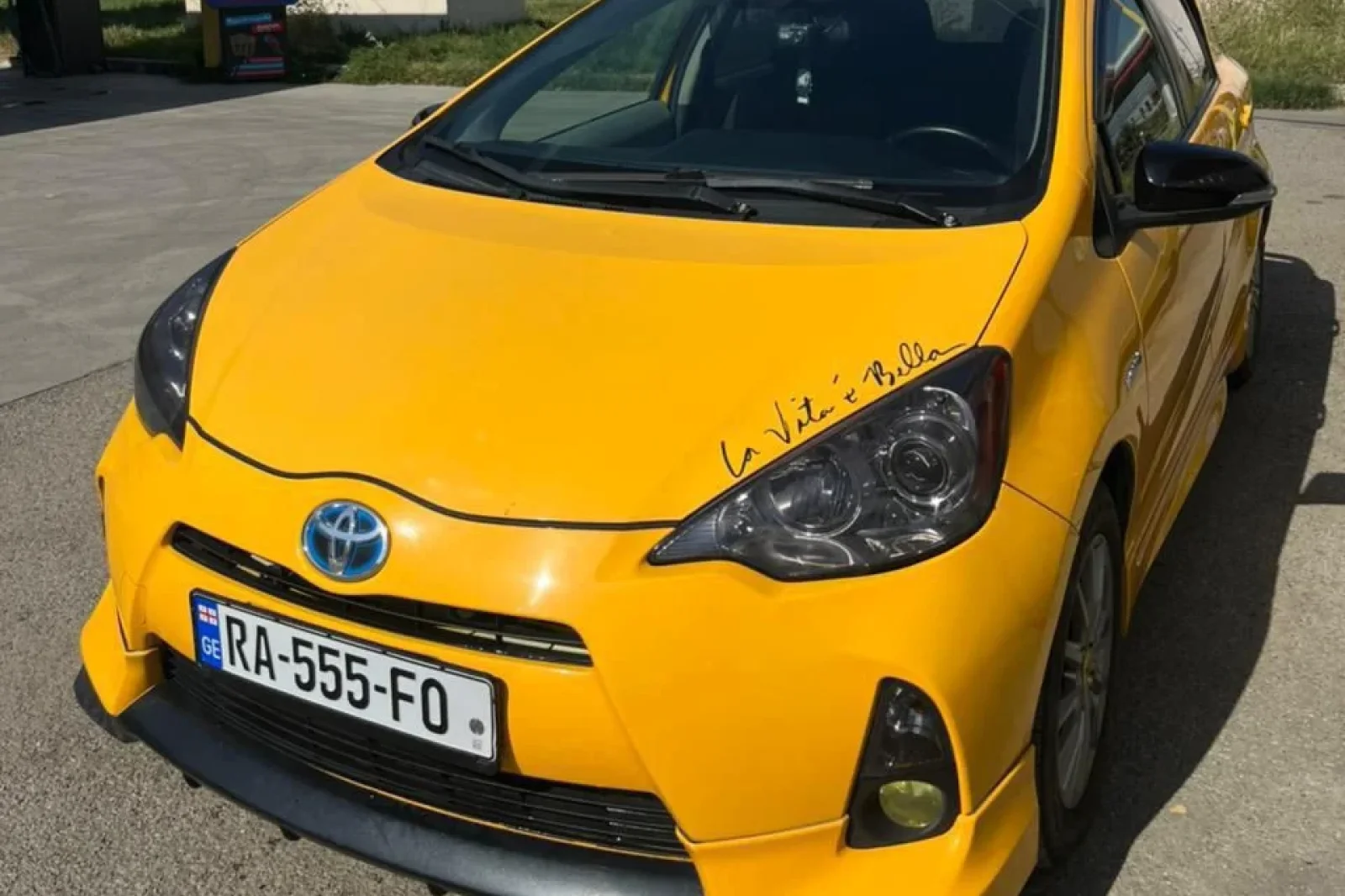 Loyer Toyota Prius C Jaune 2014 en Tbilisi