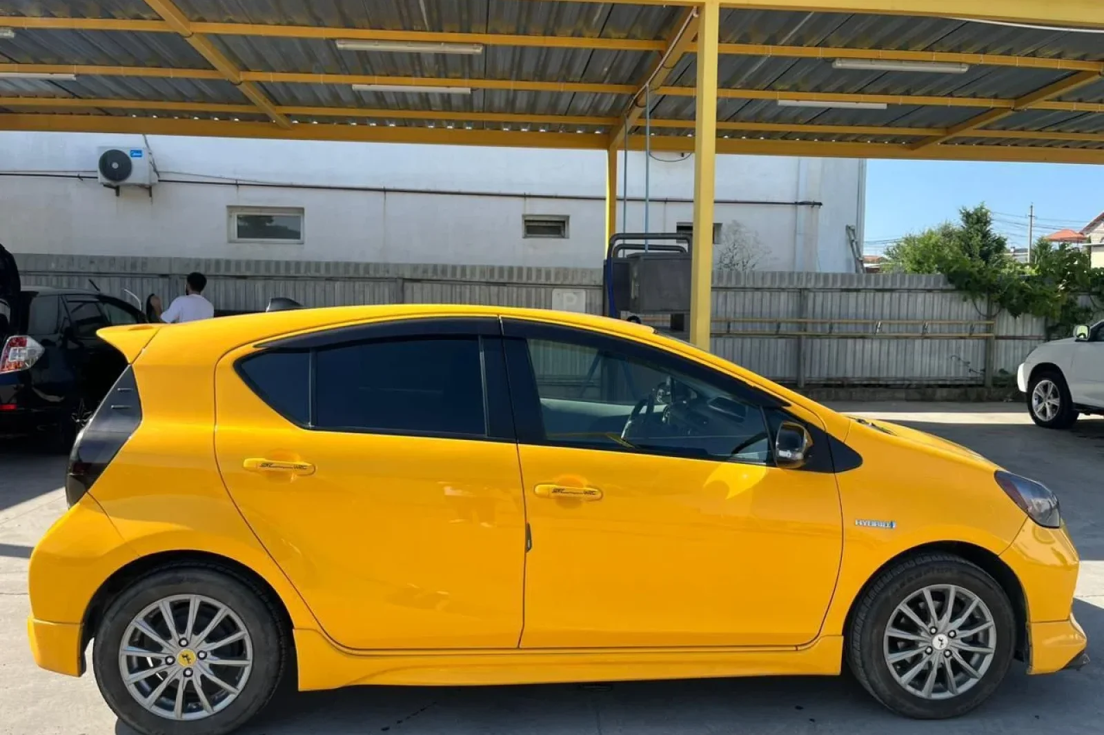 Loyer Toyota Prius C Jaune 2014 en Tbilisi - 3 
