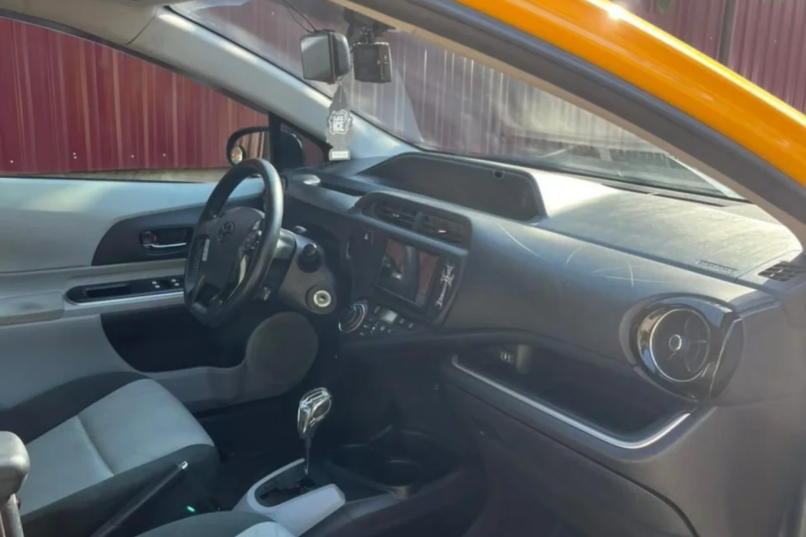 Loyer Toyota Prius C Jaune 2014 en Tbilisi - 4 