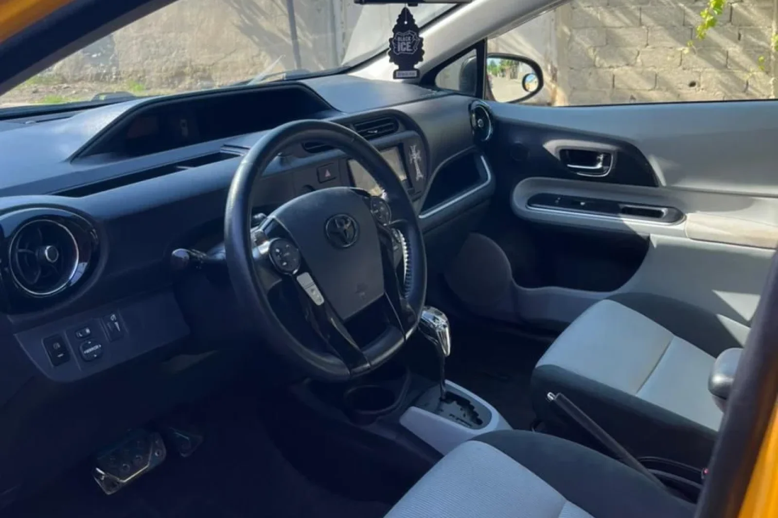 Loyer Toyota Prius C Jaune 2014 en Tbilisi - 5 