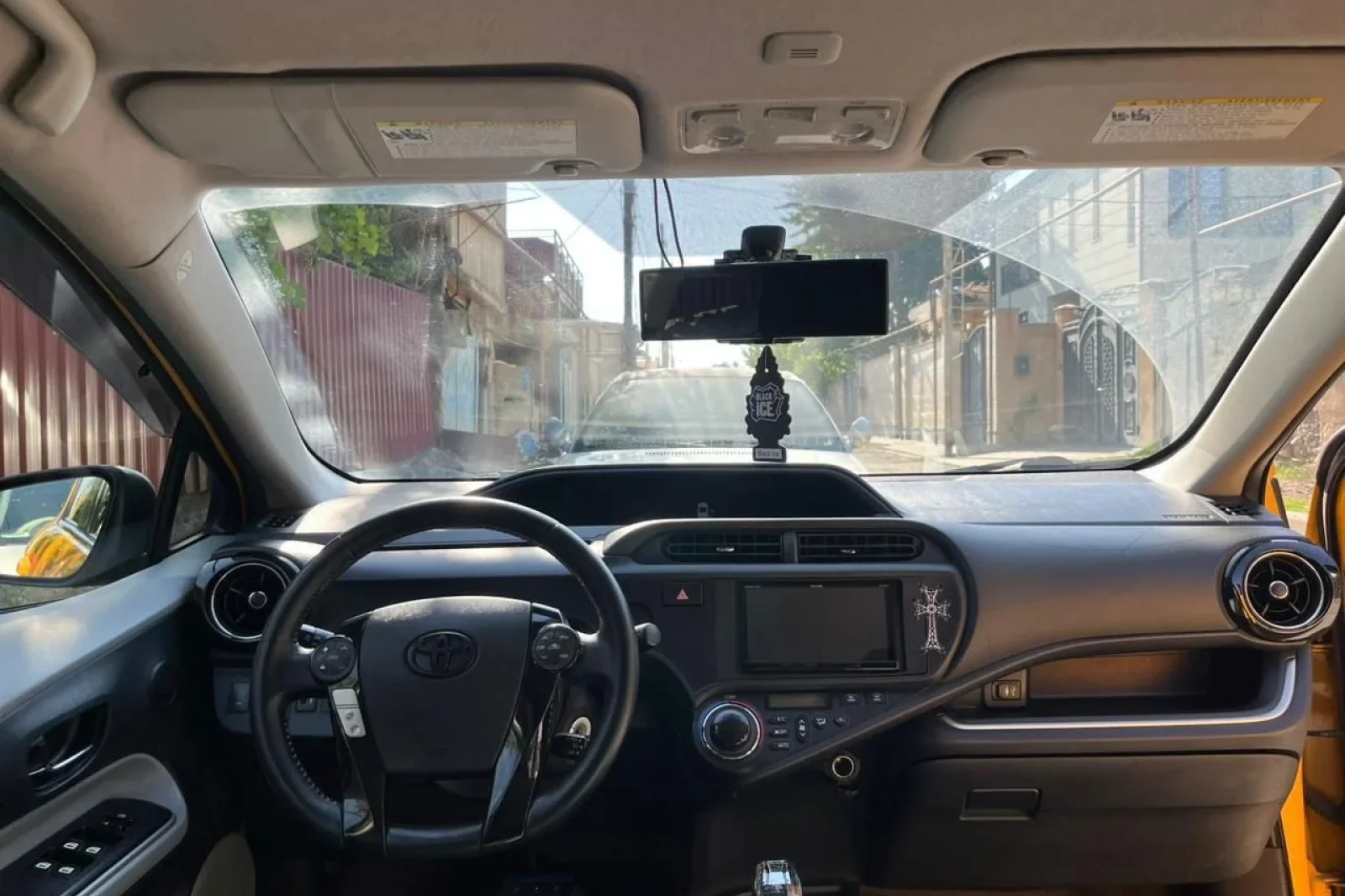 Loyer Toyota Prius C Jaune 2014 en Tbilisi - 6 