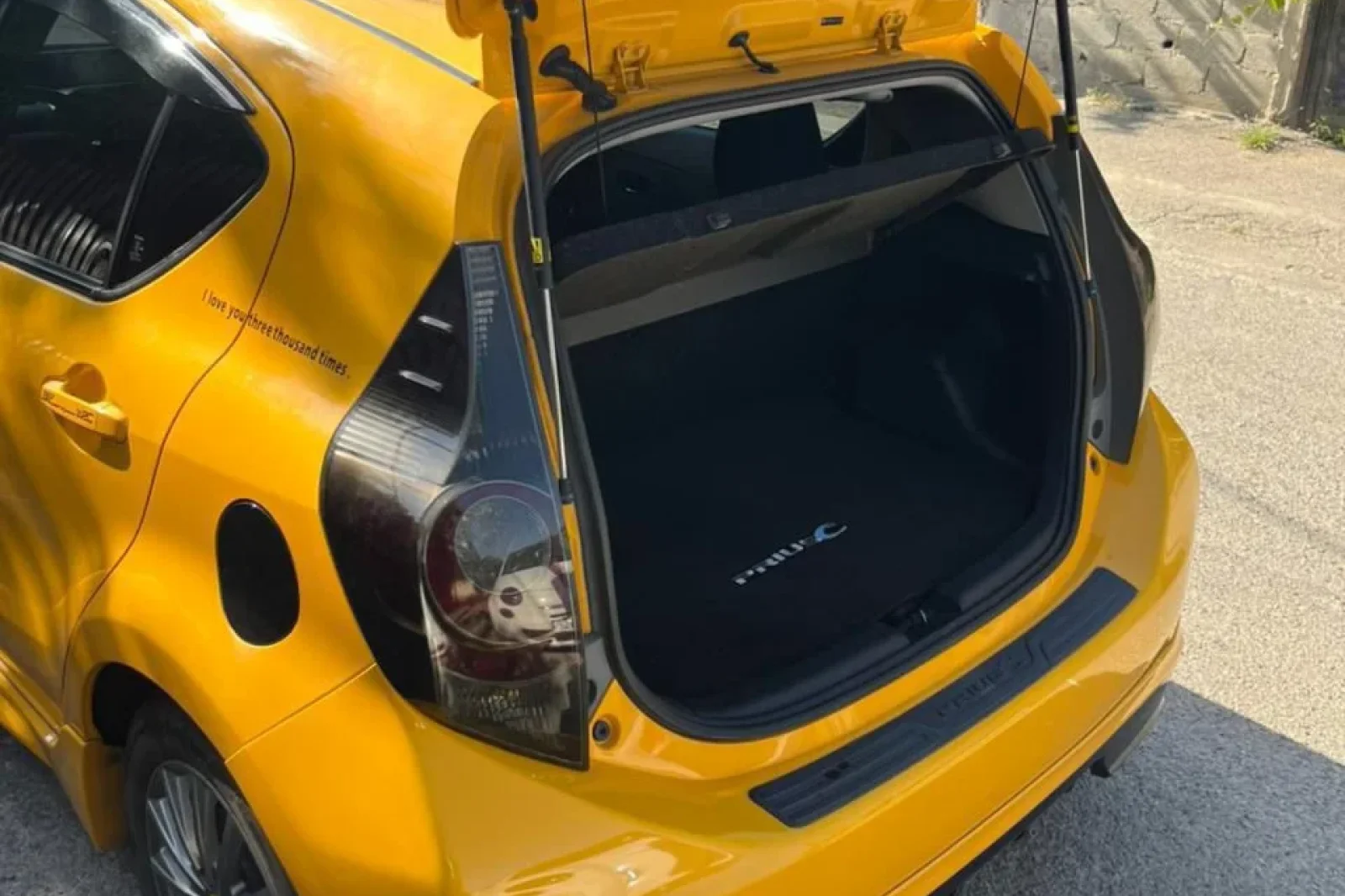 Loyer Toyota Prius C Jaune 2014 en Tbilisi - 13 