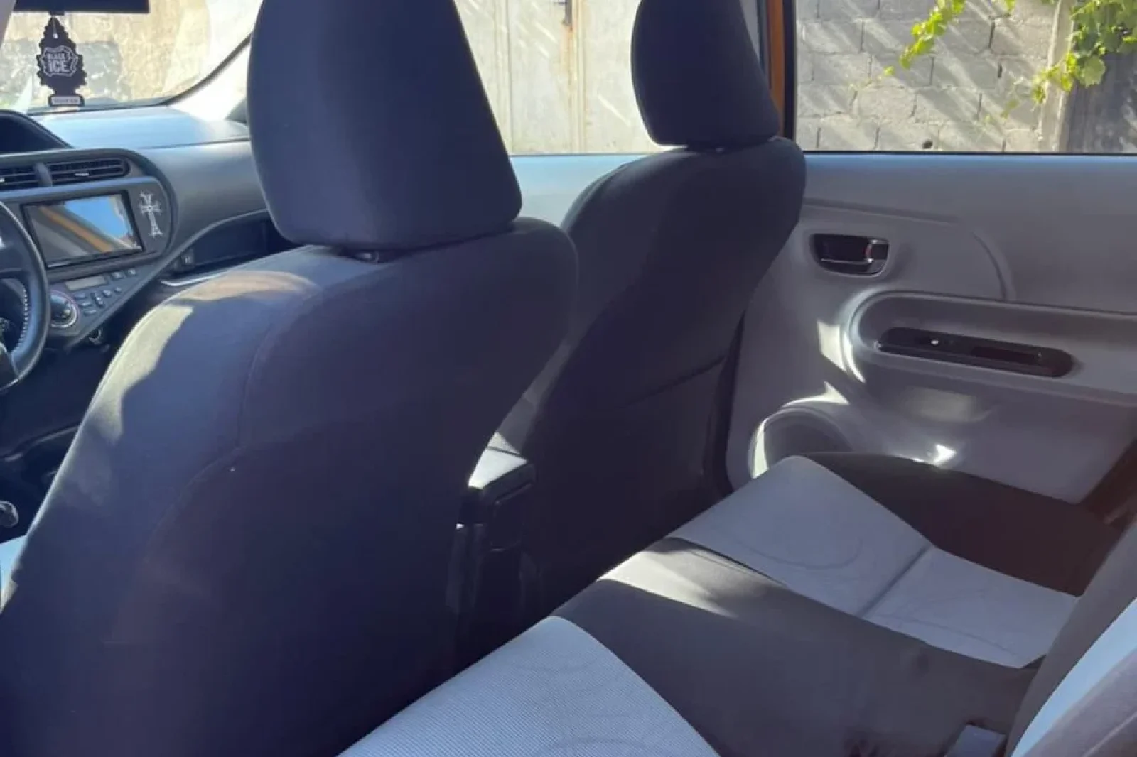 Loyer Toyota Prius C Jaune 2014 en Tbilisi - 8 