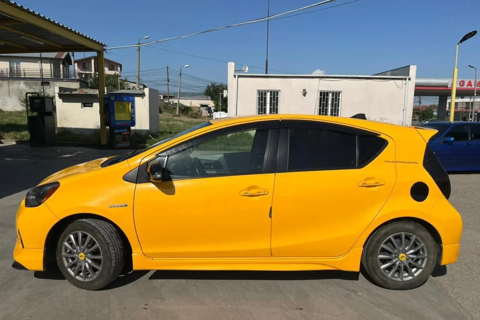 Loyer Toyota Prius C Jaune 2014 en Tbilisi - 9 