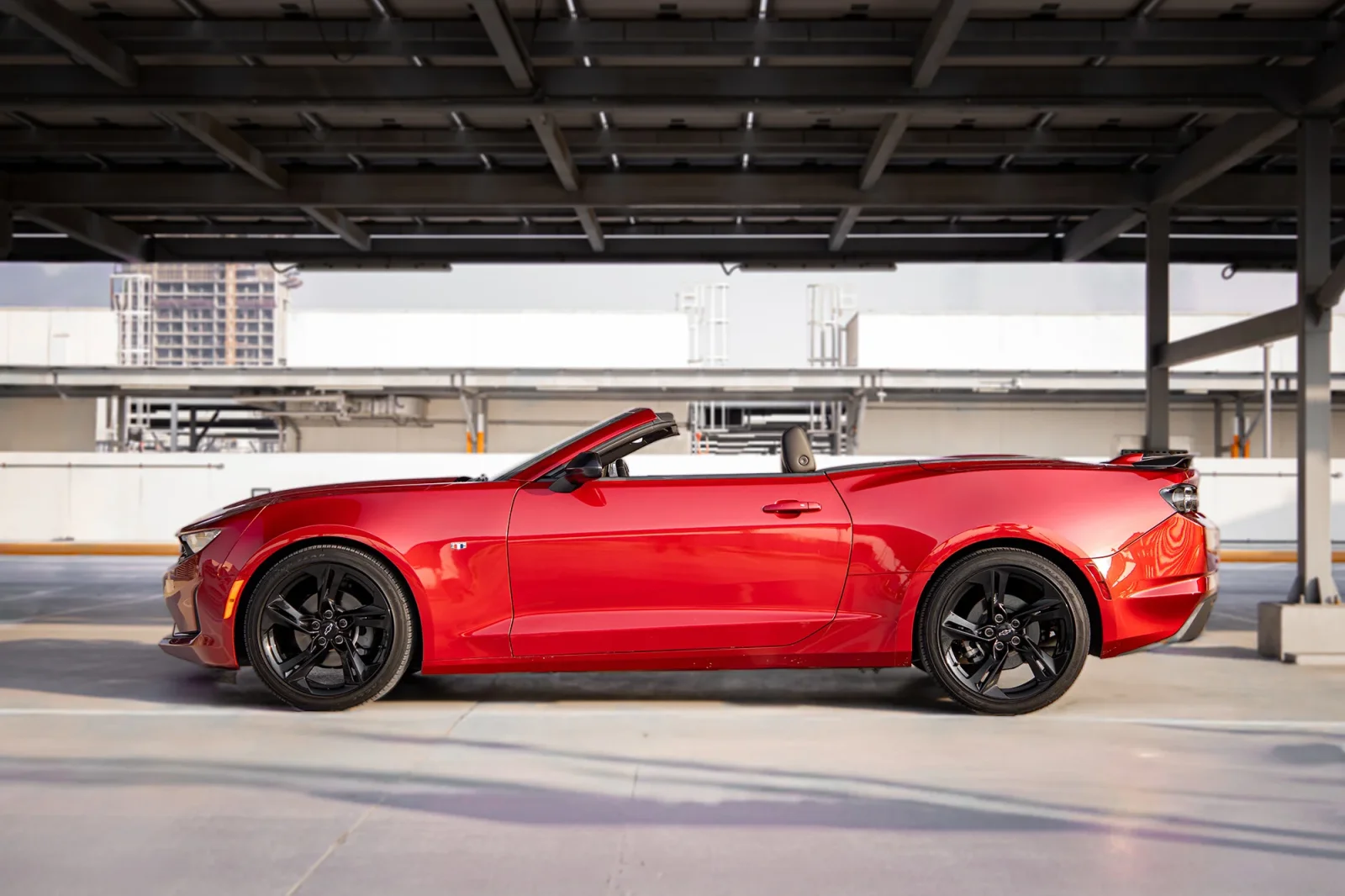 Kiralık Chevrolet Camaro  Kırmızı 2023 içinde Abu Dhabi - 11 