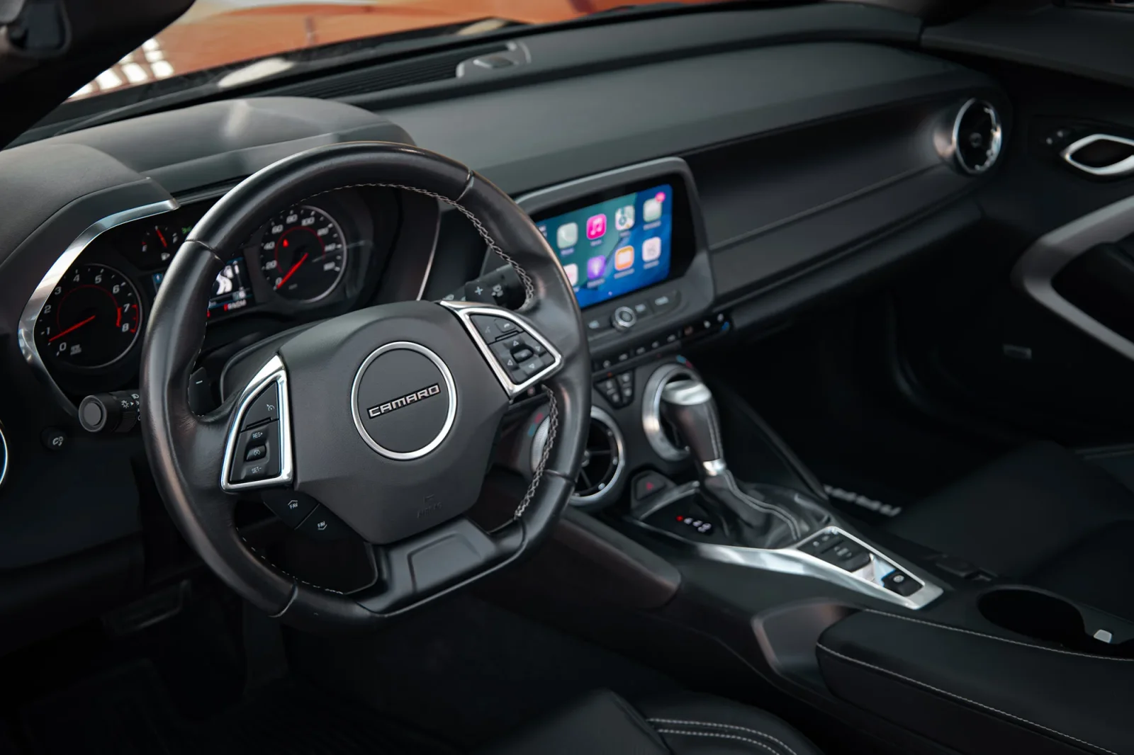 Kiralık Chevrolet Camaro  Kırmızı 2023 içinde Abu Dhabi - 4 