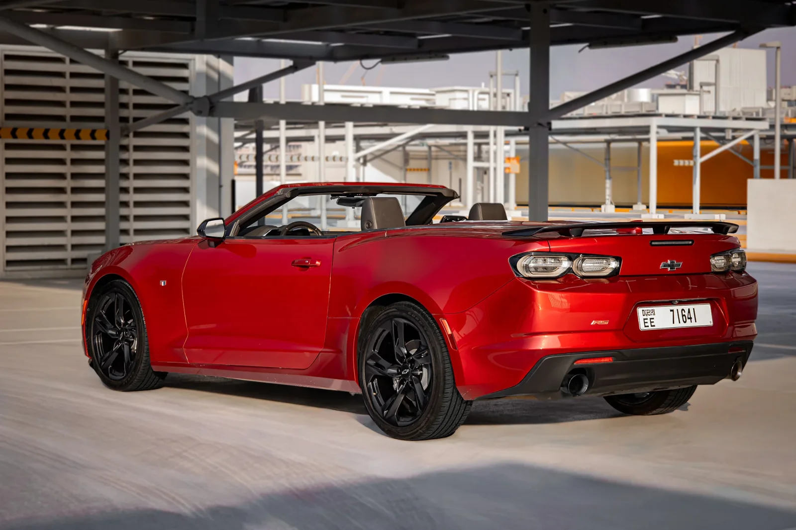 Kiralık Chevrolet Camaro  Kırmızı 2023 içinde Abu Dhabi - 12 