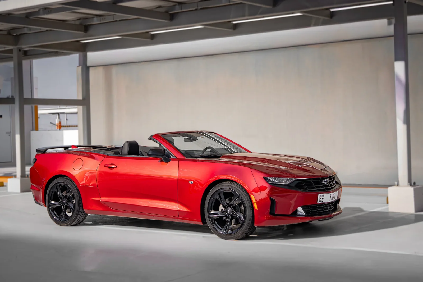 Kiralık Chevrolet Camaro  Kırmızı 2023 içinde Abu Dhabi - 8 