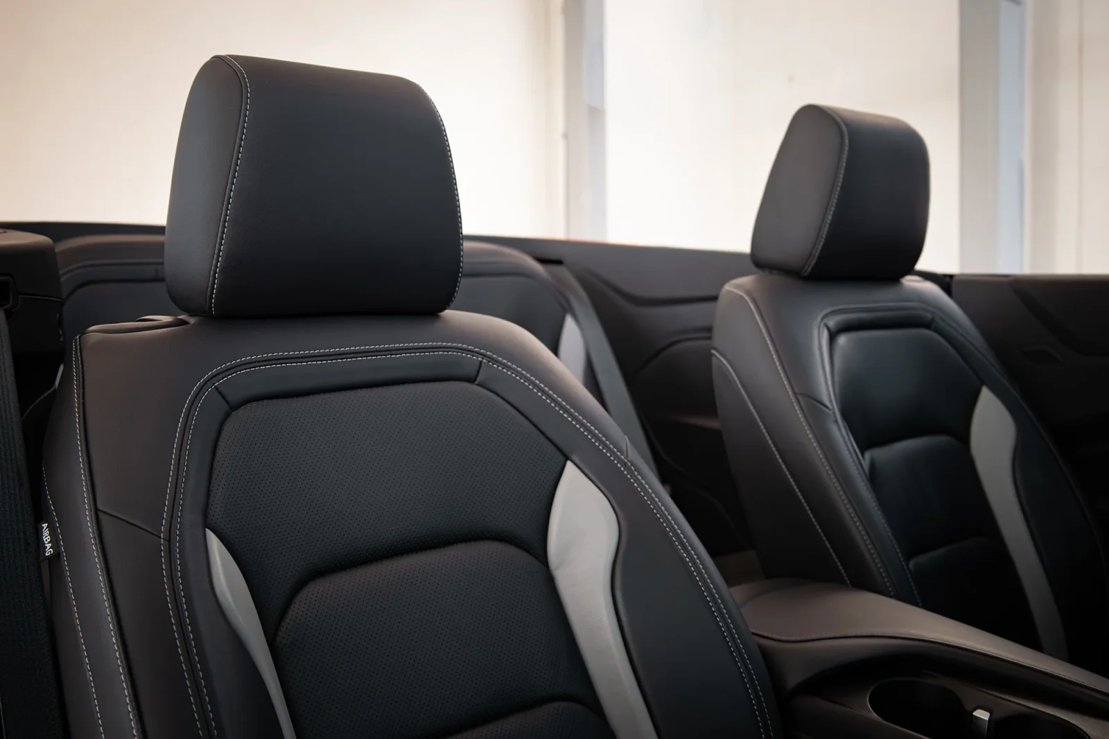 Kiralık Chevrolet Camaro  Kırmızı 2023 içinde Abu Dhabi - 9 