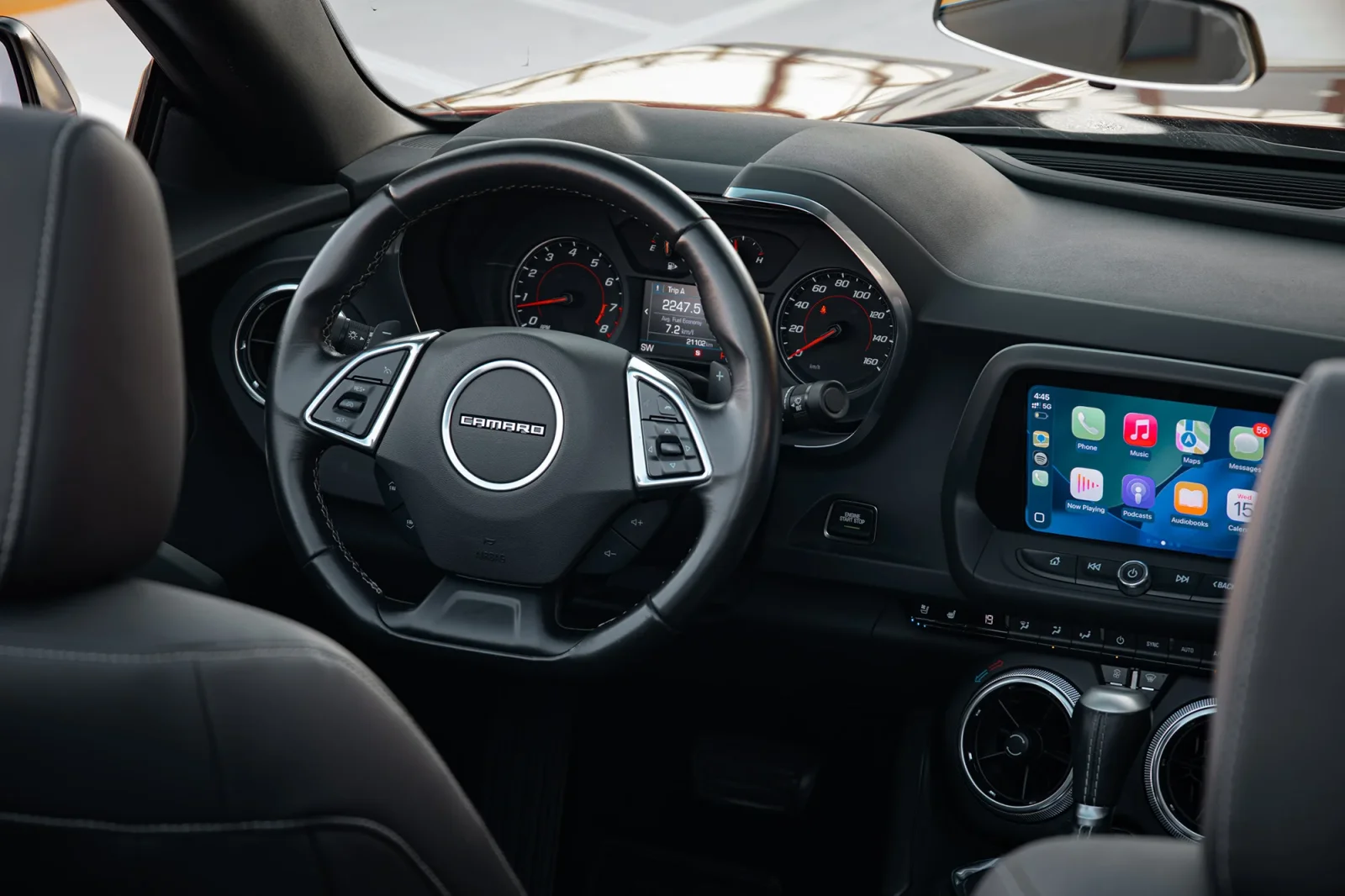 Kiralık Chevrolet Camaro  Kırmızı 2023 içinde Abu Dhabi - 3 