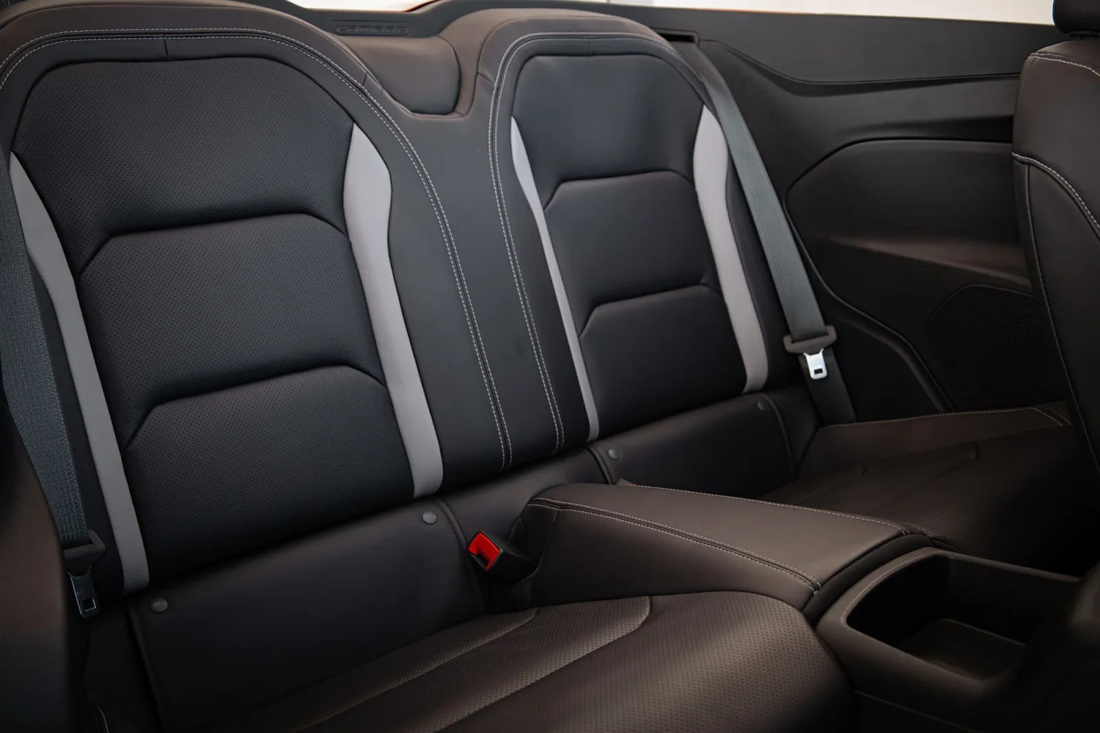 Kiralık Chevrolet Camaro  Kırmızı 2023 içinde Abu Dhabi - 10 