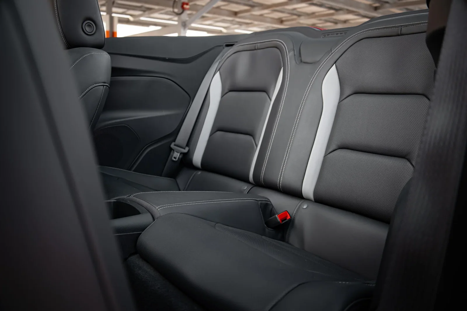 Kiralık Chevrolet Camaro  Kırmızı 2023 içinde Abu Dhabi - 6 