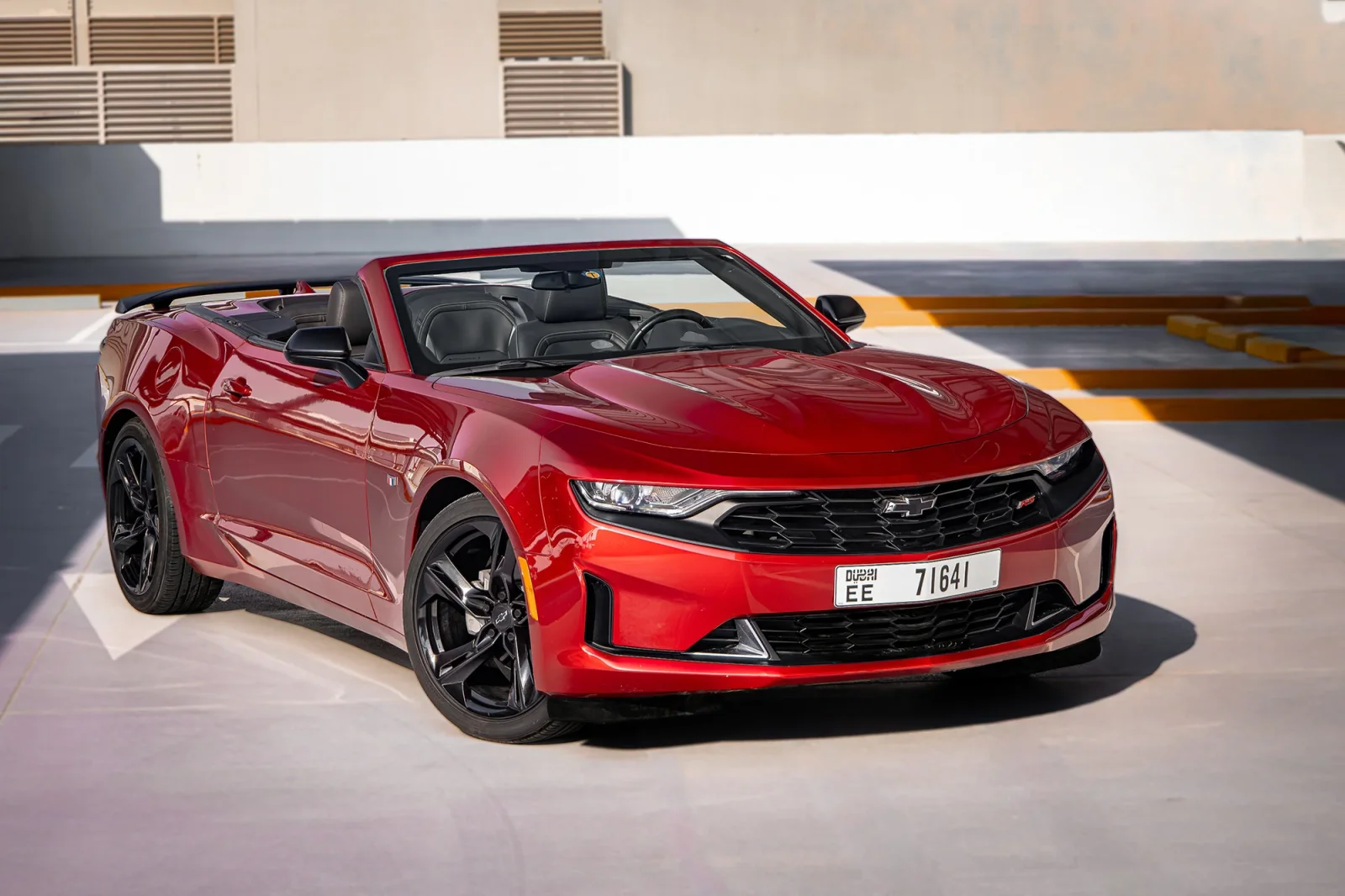 Kiralık Chevrolet Camaro  Kırmızı 2023 içinde Abu Dhabi - 2 