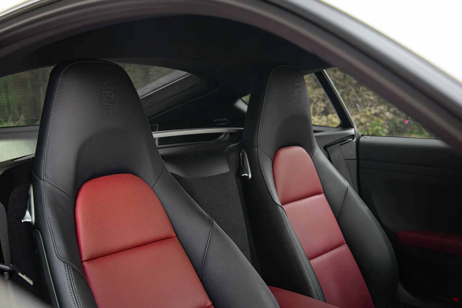 Kiralık Porsche Cayman  Beyaz 2024 içinde Abu Dhabi - 2 