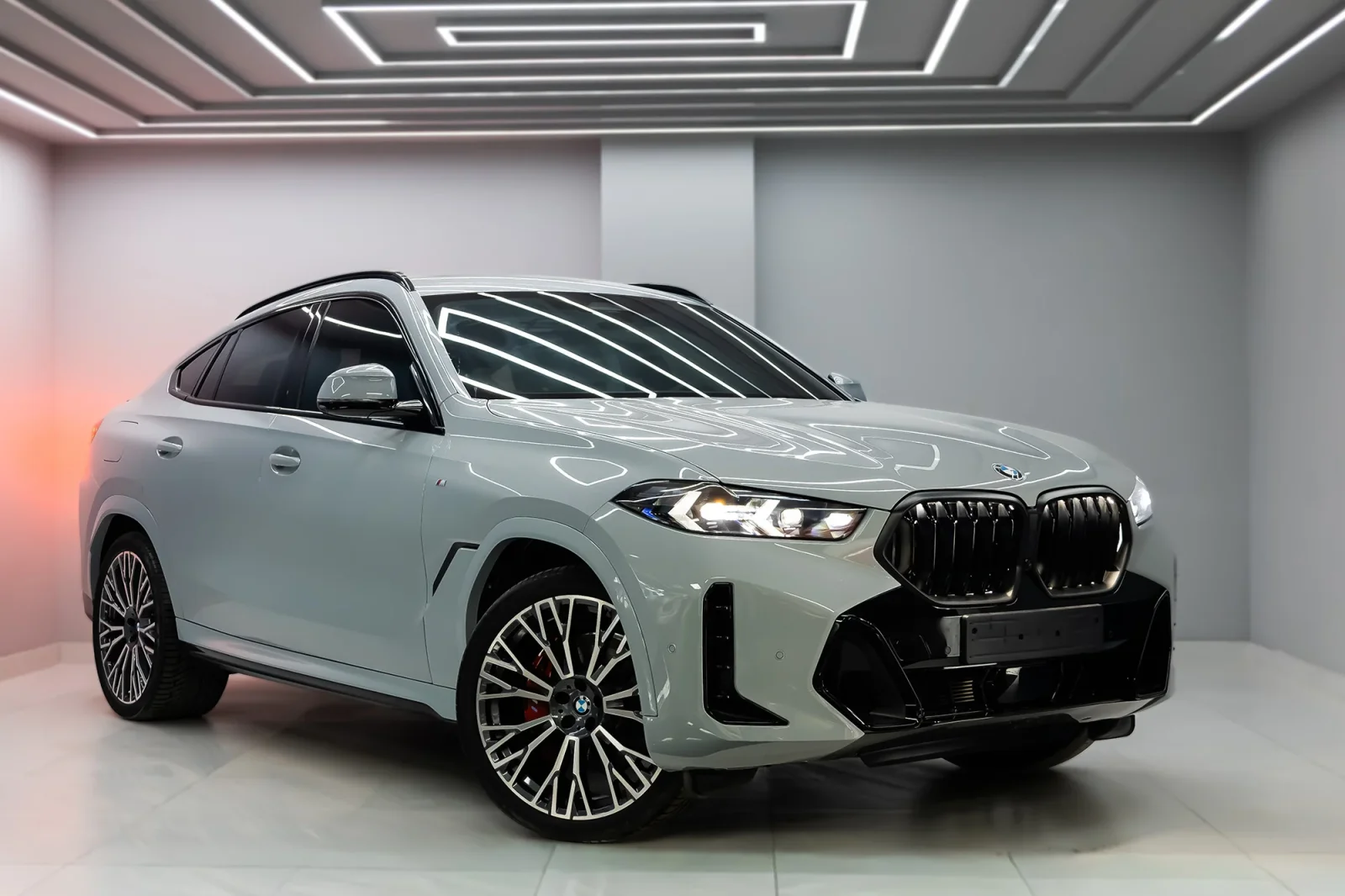 Affitto BMW X6 40i Grigio 2025 in Abu Dhabi
