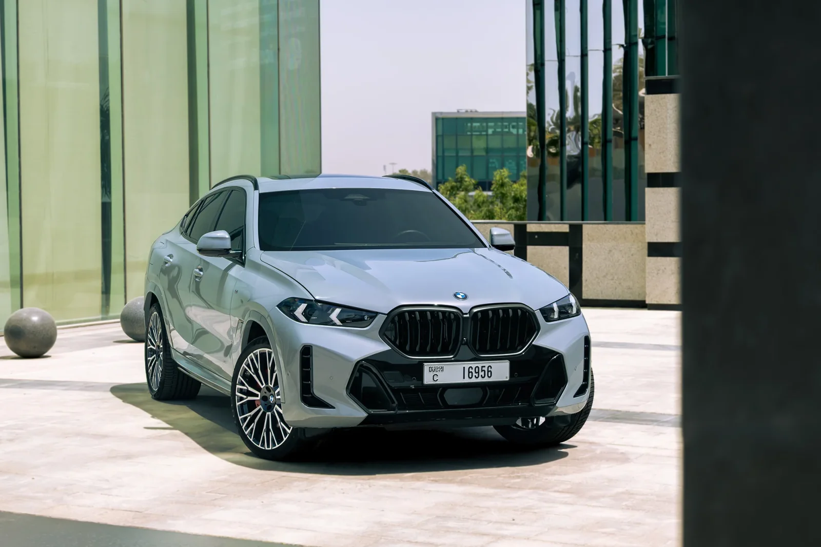 Huren BMW X6 40i Grijs 2025 in Abu Dhabi