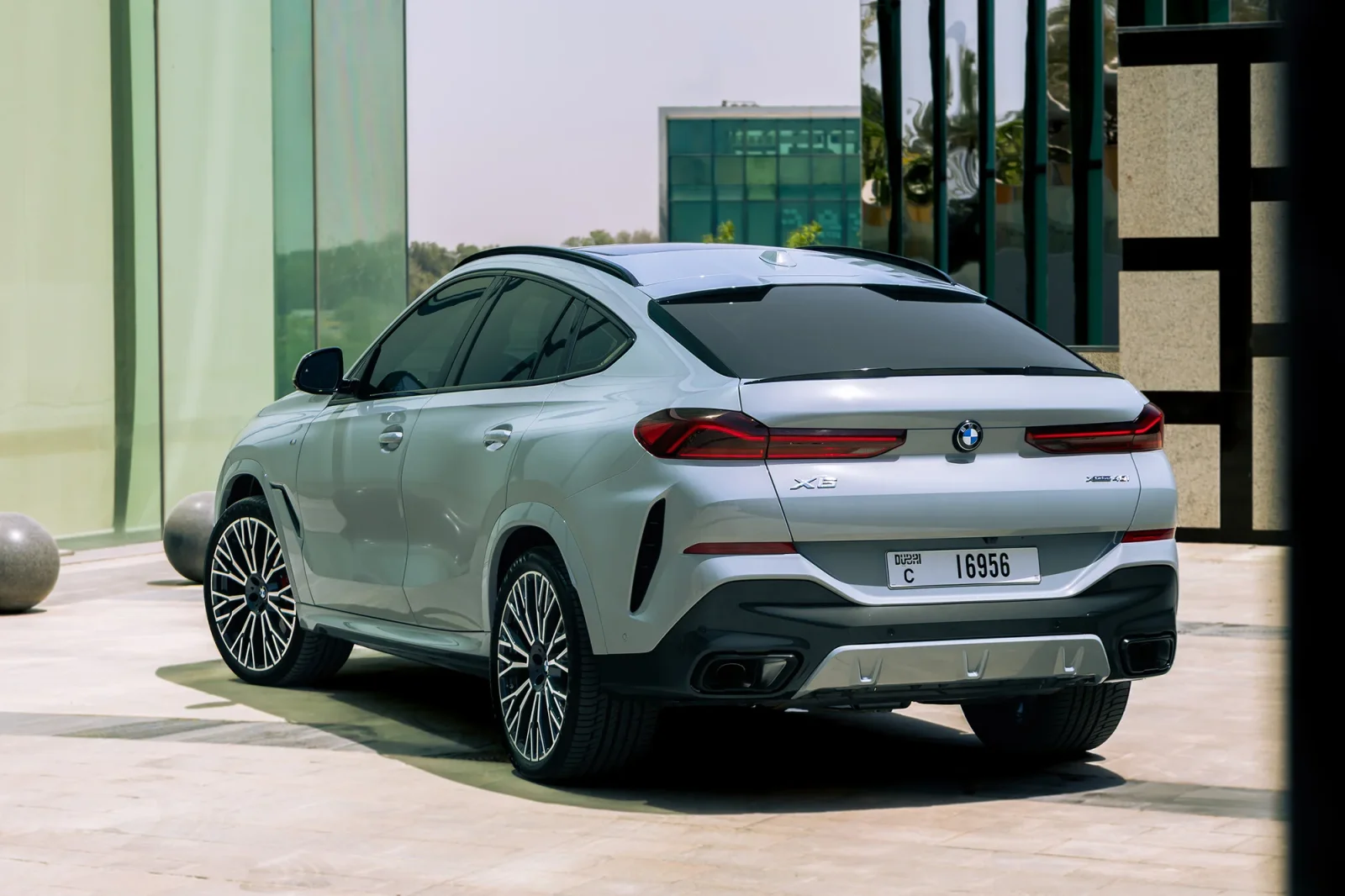 Huren BMW X6 40i Grijs 2025 in Abu Dhabi - 3 