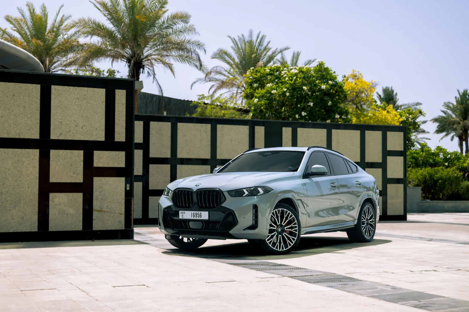 Huren BMW X6 40i Grijs 2025 in Abu Dhabi - 2 